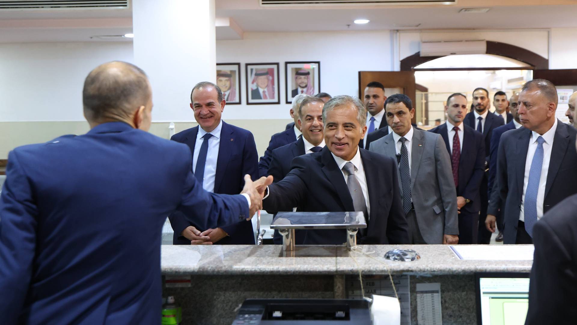 قام رئيس الوزراء الدكتور جعفر حسان،  الثلاثاء، بزيارة تفقدية إلى دائرة الأحوال المدنية والجوازات