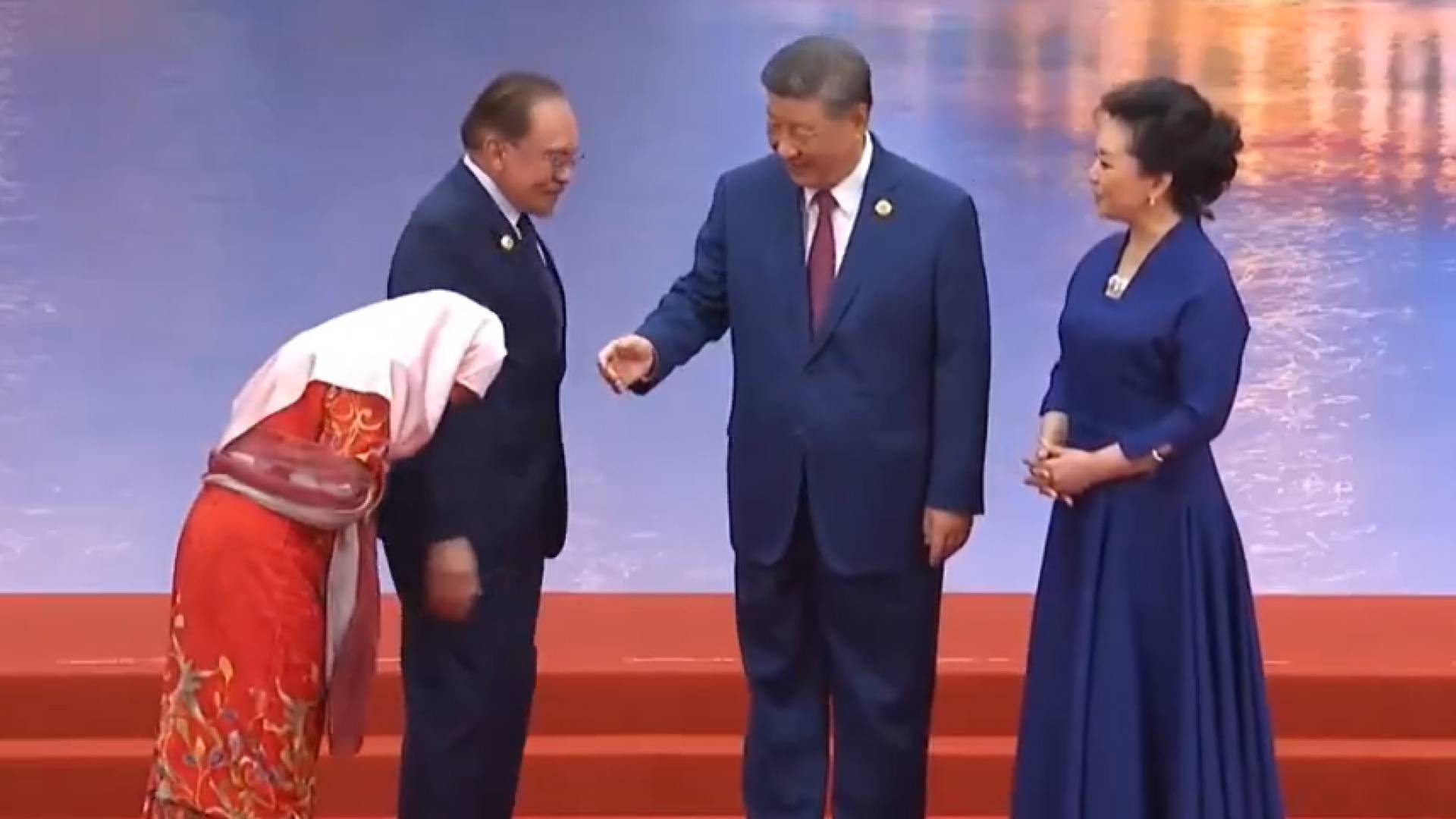 زوجة رئيس وزراء ماليزيا ترفض مصافحة الرئيس الصيني