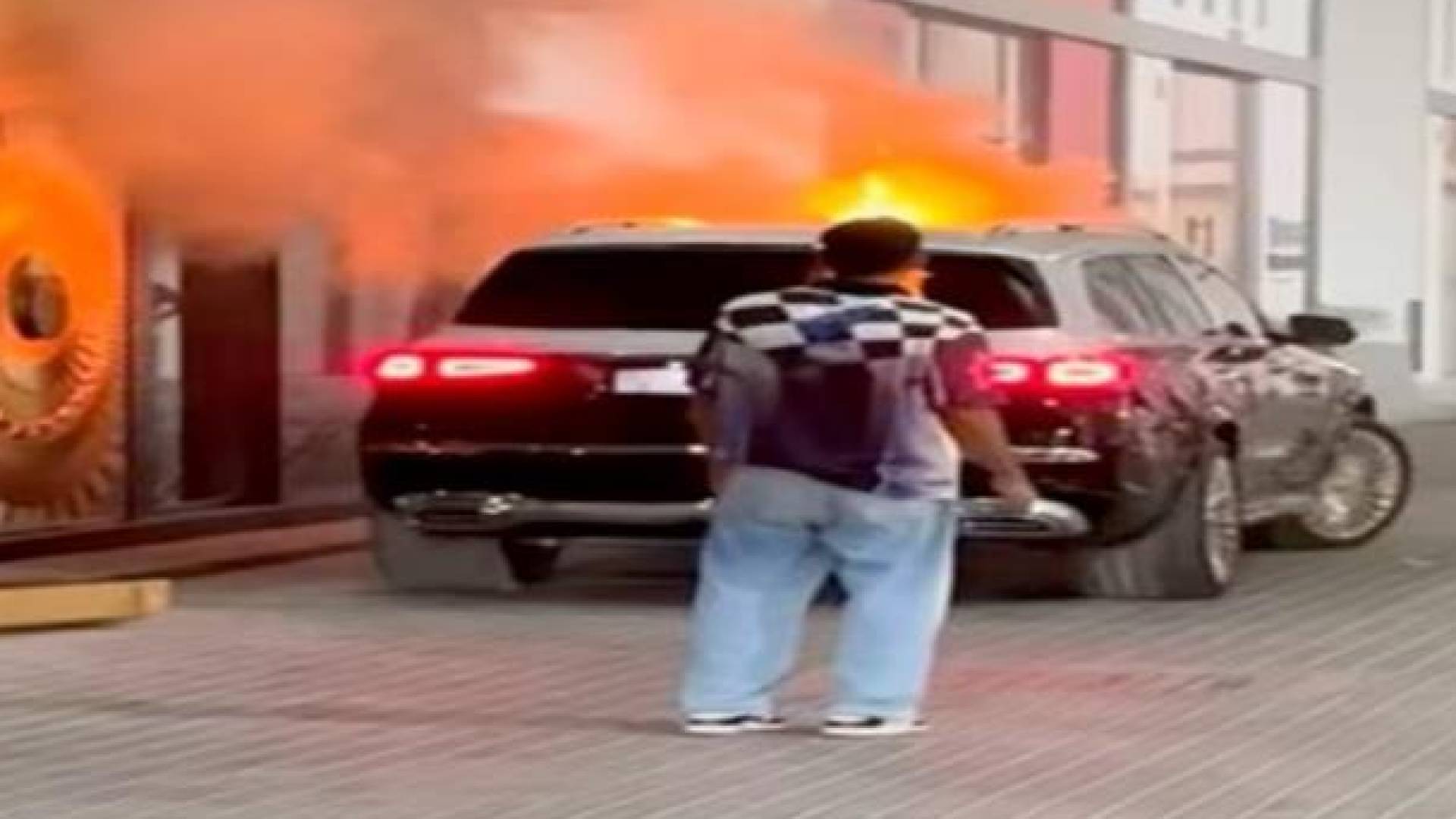 احتراق سيارة انس بوخش