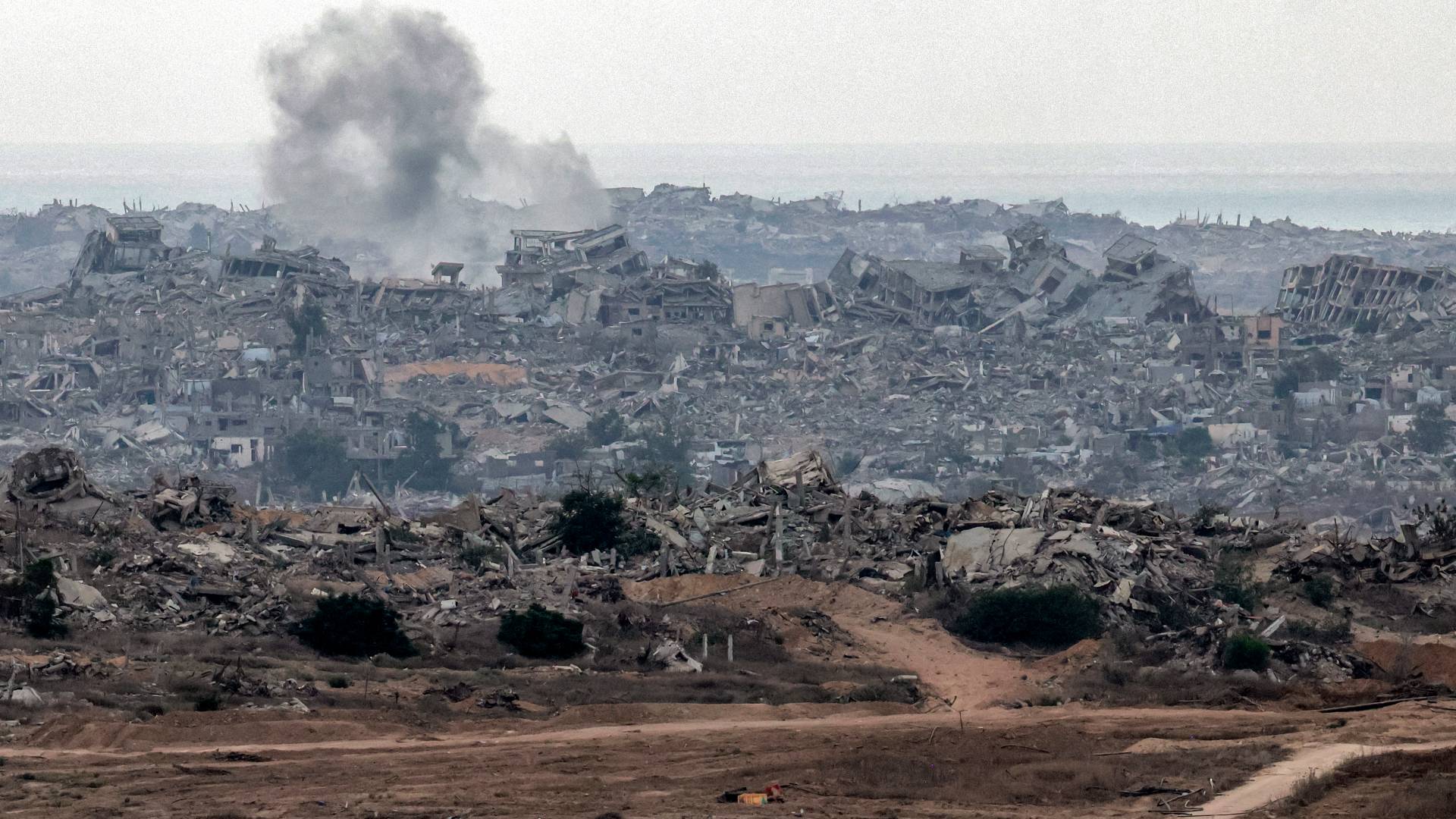 دخان يتصاعد جراء القصف في قطاع غزة