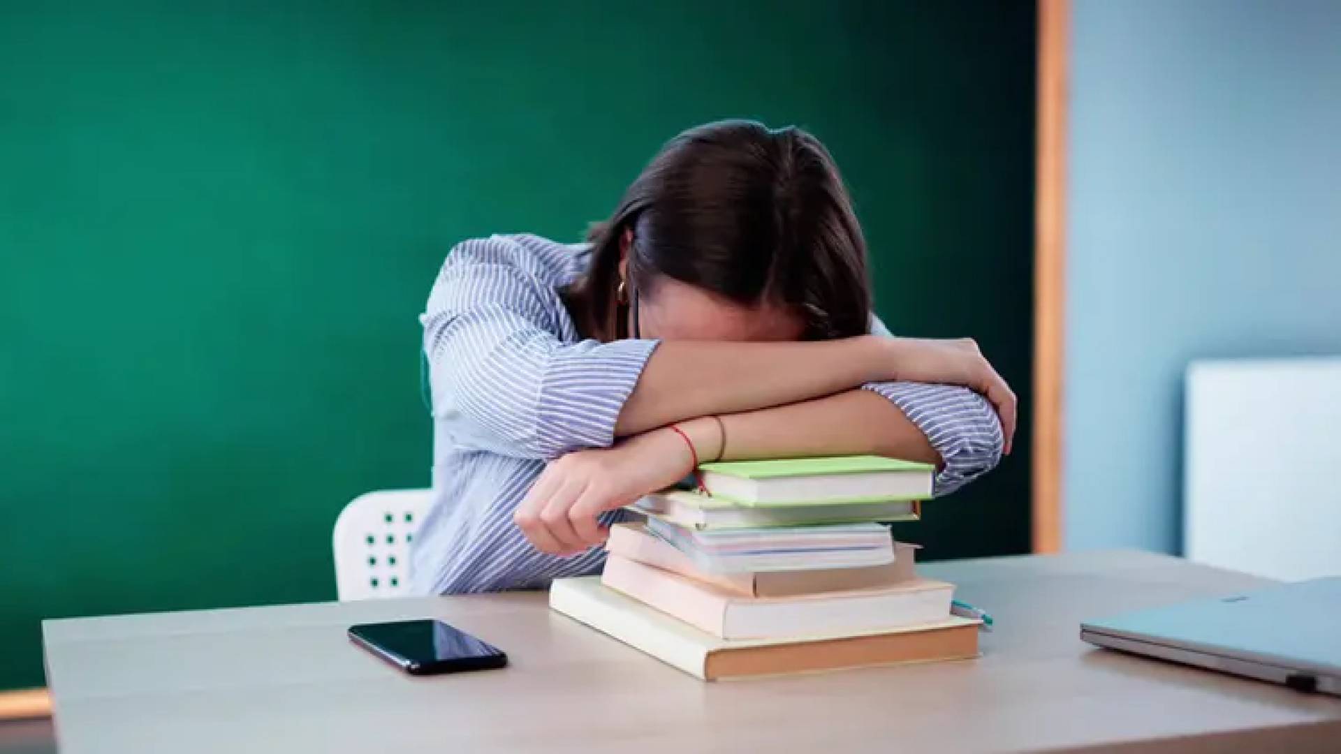 كم ساعة نوم تحتاجها حقا؟ دليل علمي حسب عمرك ومخاطر "ديون النوم"