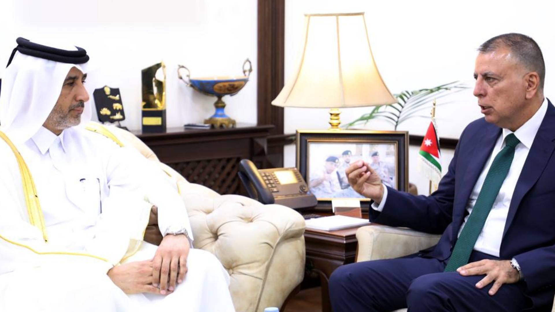 وزير الداخلية الأردني ونظيره القطري