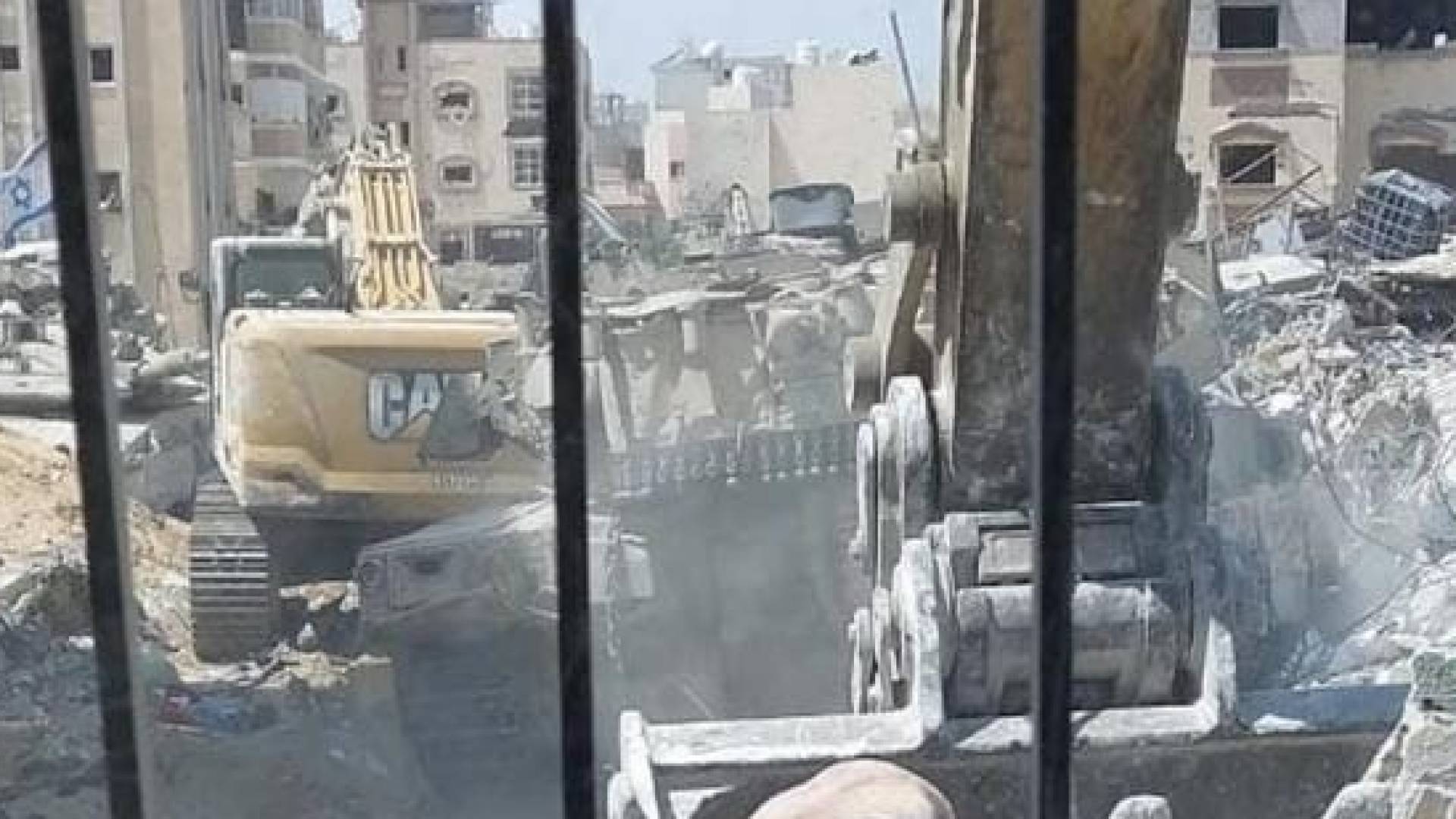 جرافة الاحتلال تجرف جثمان شهيد في جباليا