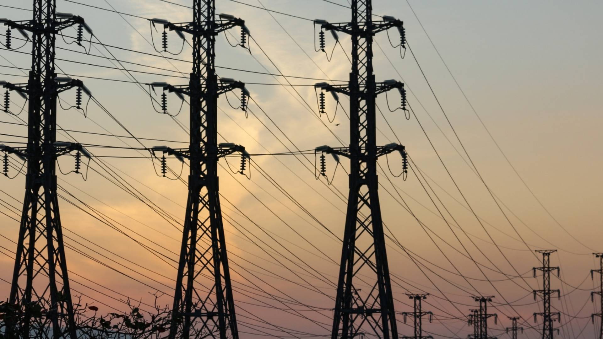 اعمدة كهرباء