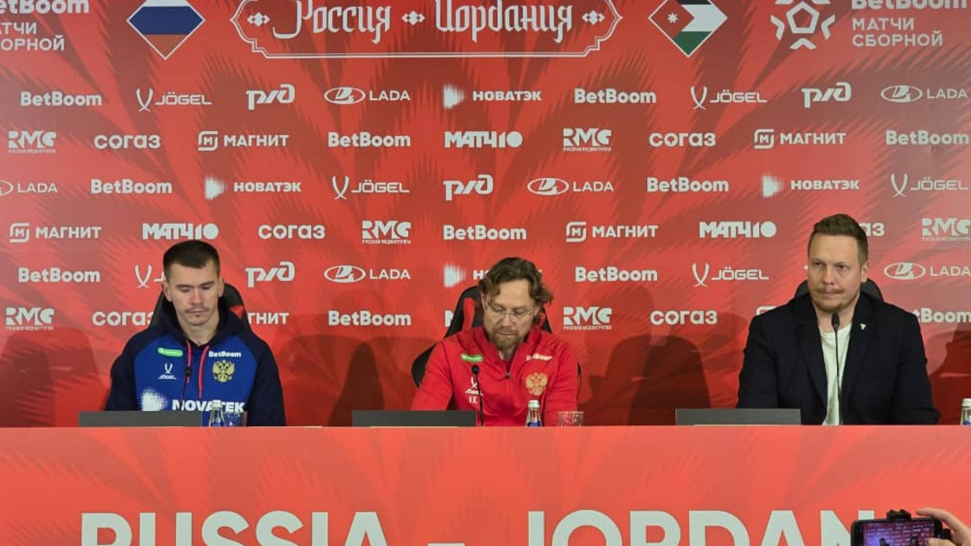 مدرب روسيا ينتقد "فيفا" ويشيد بقوة المنتخب الأردني قبل المواجهة المرتقبة