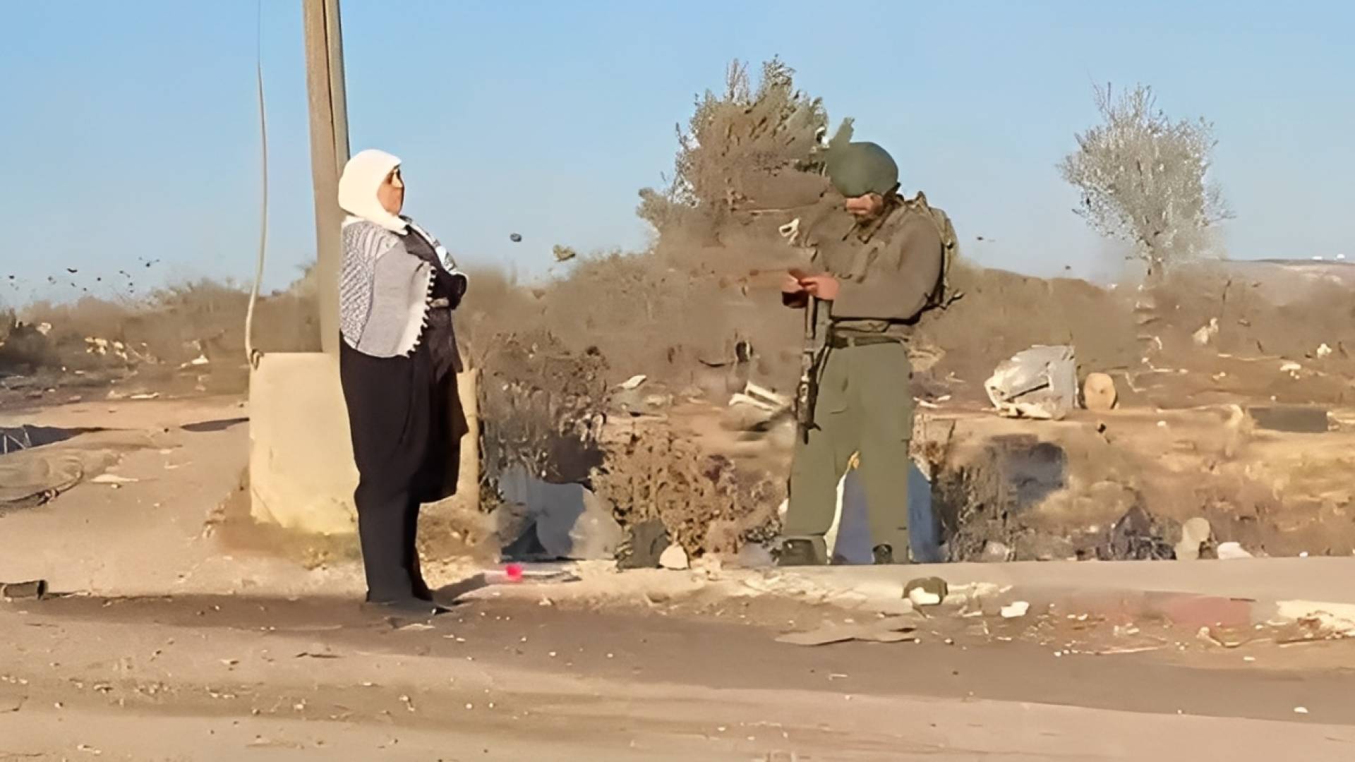 قوات الاحتلال تحتجز محافظ رام الله ليلى غنام عند حاجز عسكري.. وترفع علامة النصر