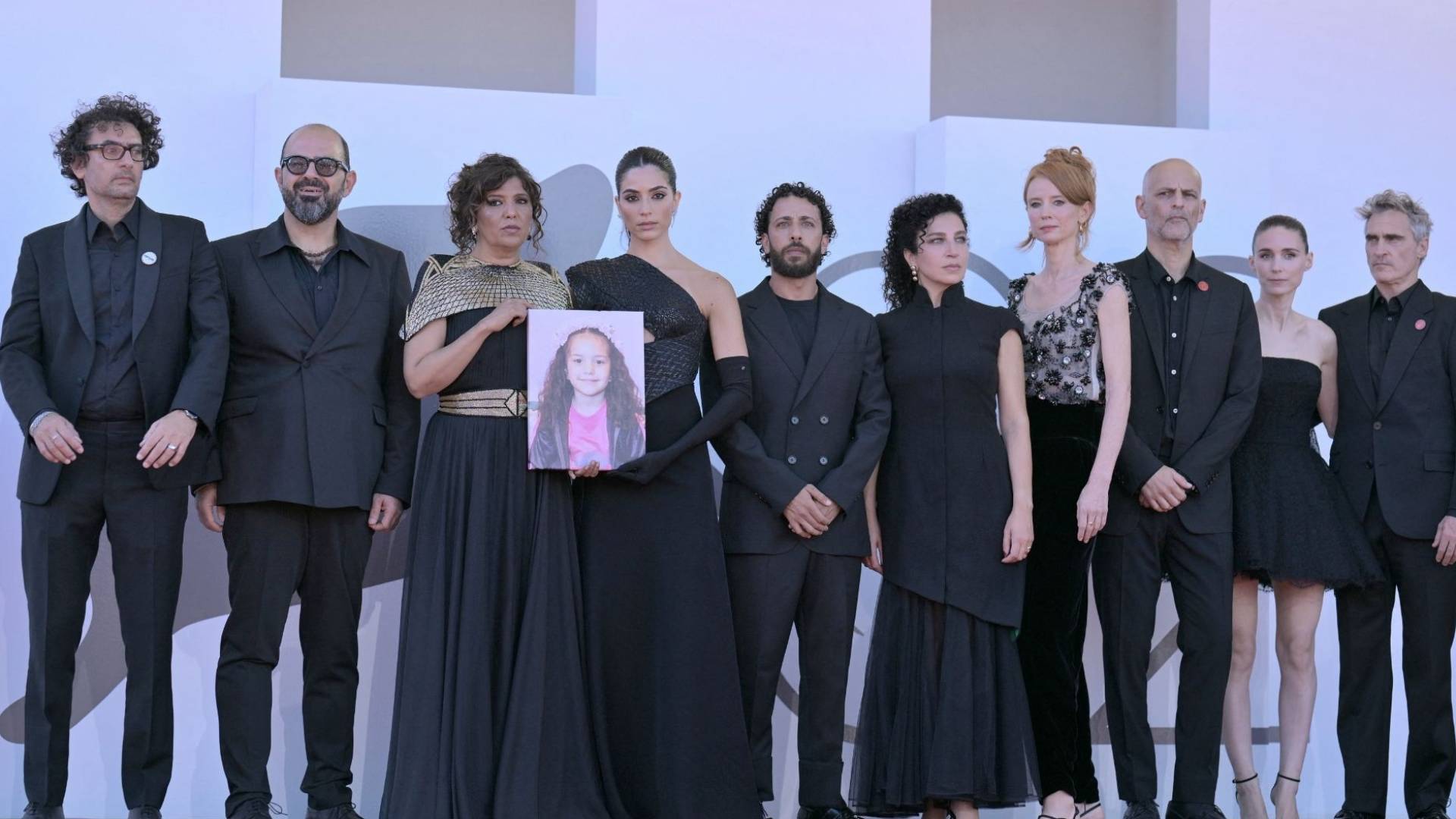 المخرجون والمنتجون لفيلم "صوت هند رجب" خلال العرض الأول للفيلم في مهرجان البندقية السينمائي