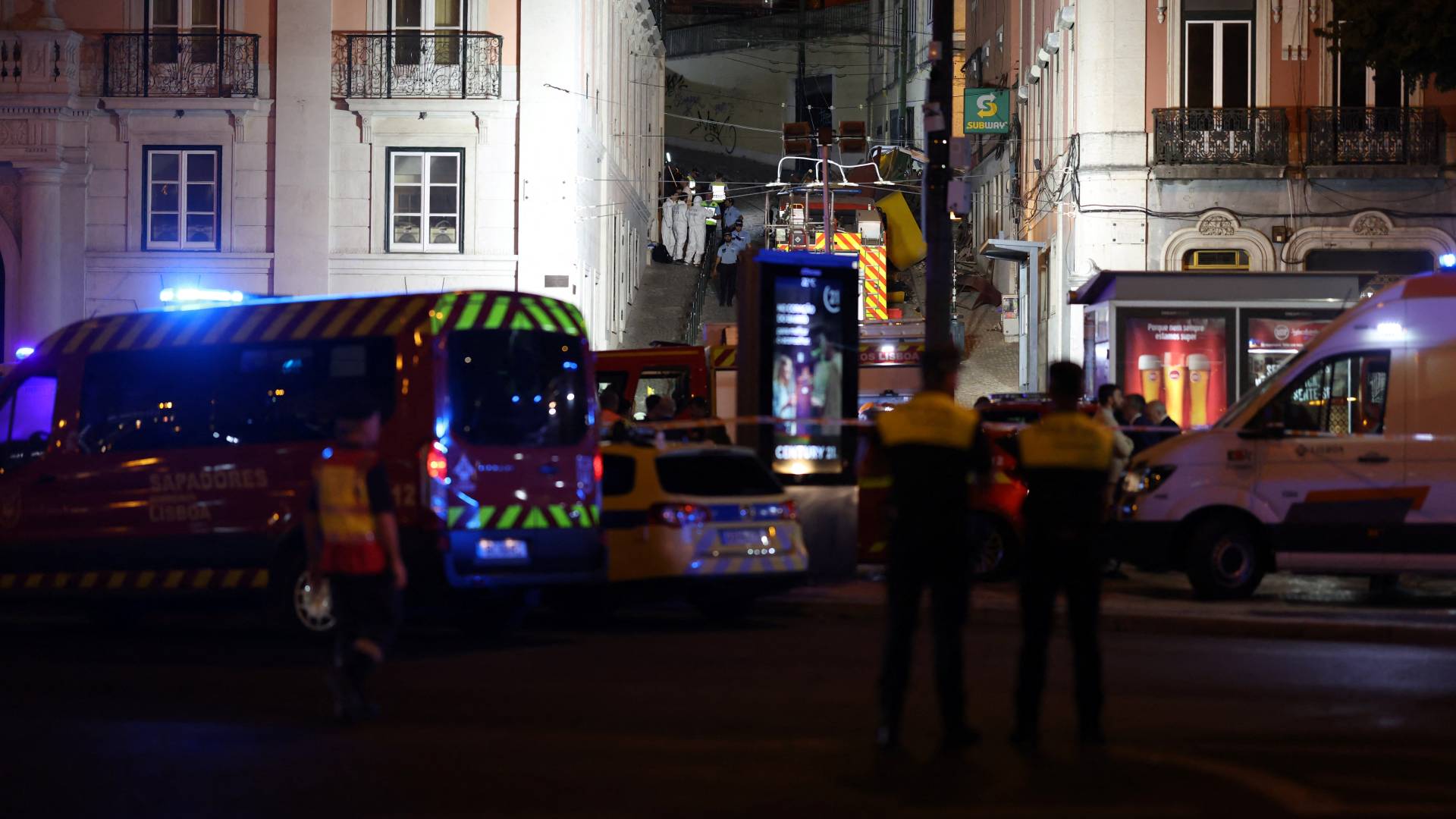 الشرطة تجري أعمالها في موقع حادث ترام في لشبونة