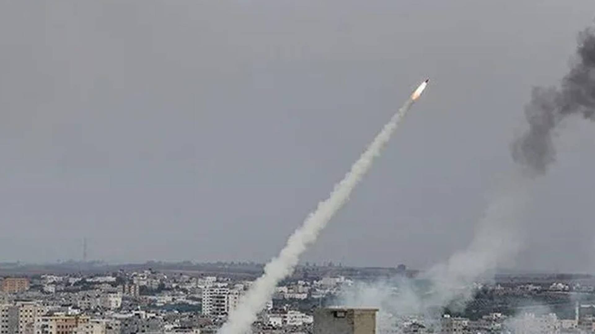 الحوثيون يعلنون استهداف مطار بن غوريون بصاروخ باليستي