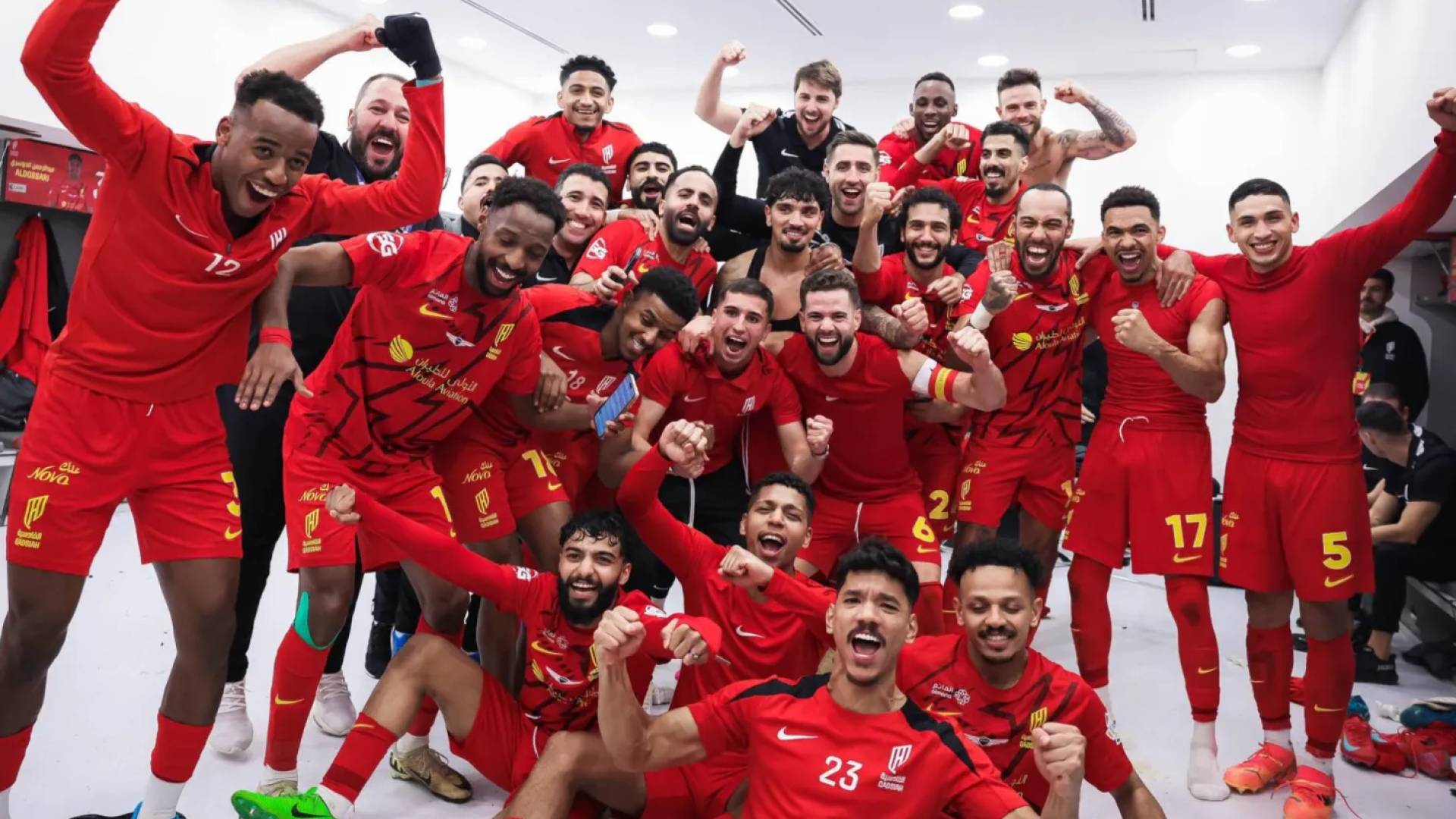 لاعبو القادسية يحتفلون بفوز سابق