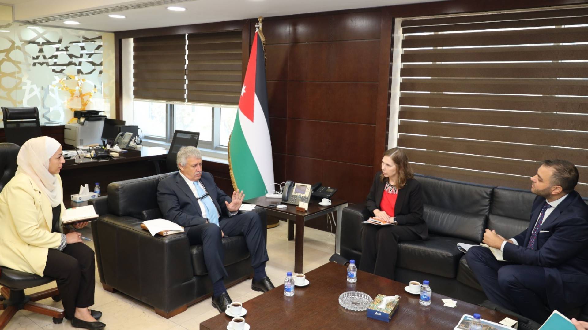 شراكة استراتيجية لتطوير النقل.. "النقل" والبنك الأوروبي يبحثان إعادة هيكلة خطوط حافلات إربد والزرقاء