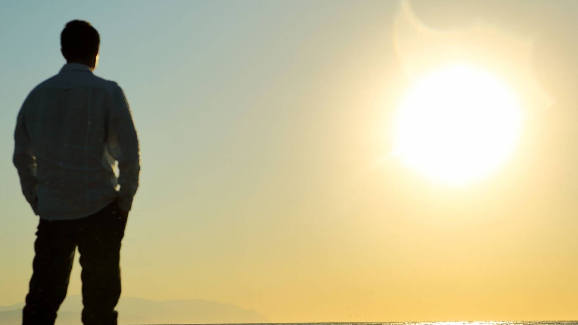 شخص ينظر للشمس