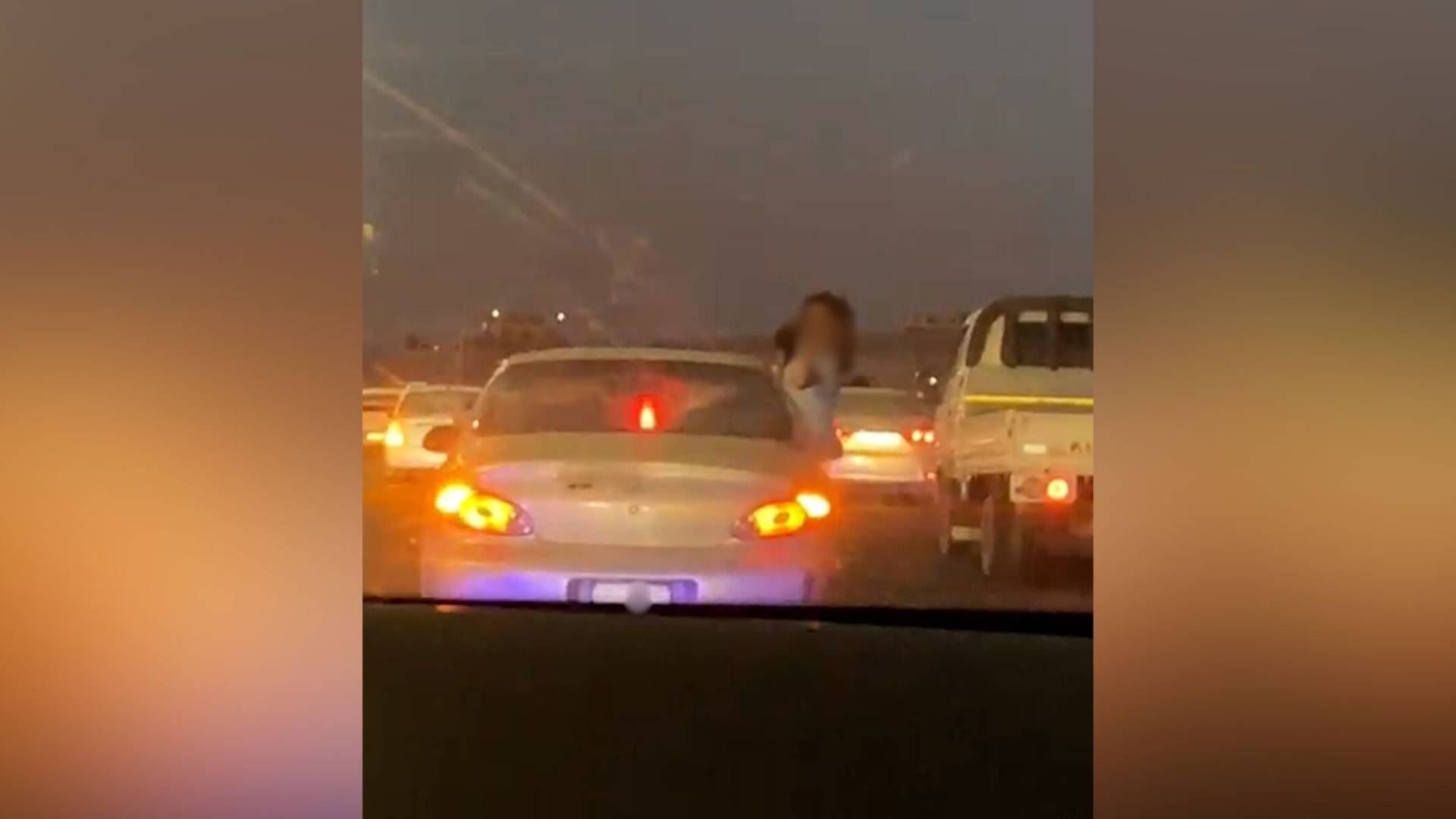 أطفال يخرجون أجسامهم من نوافذ مركبة