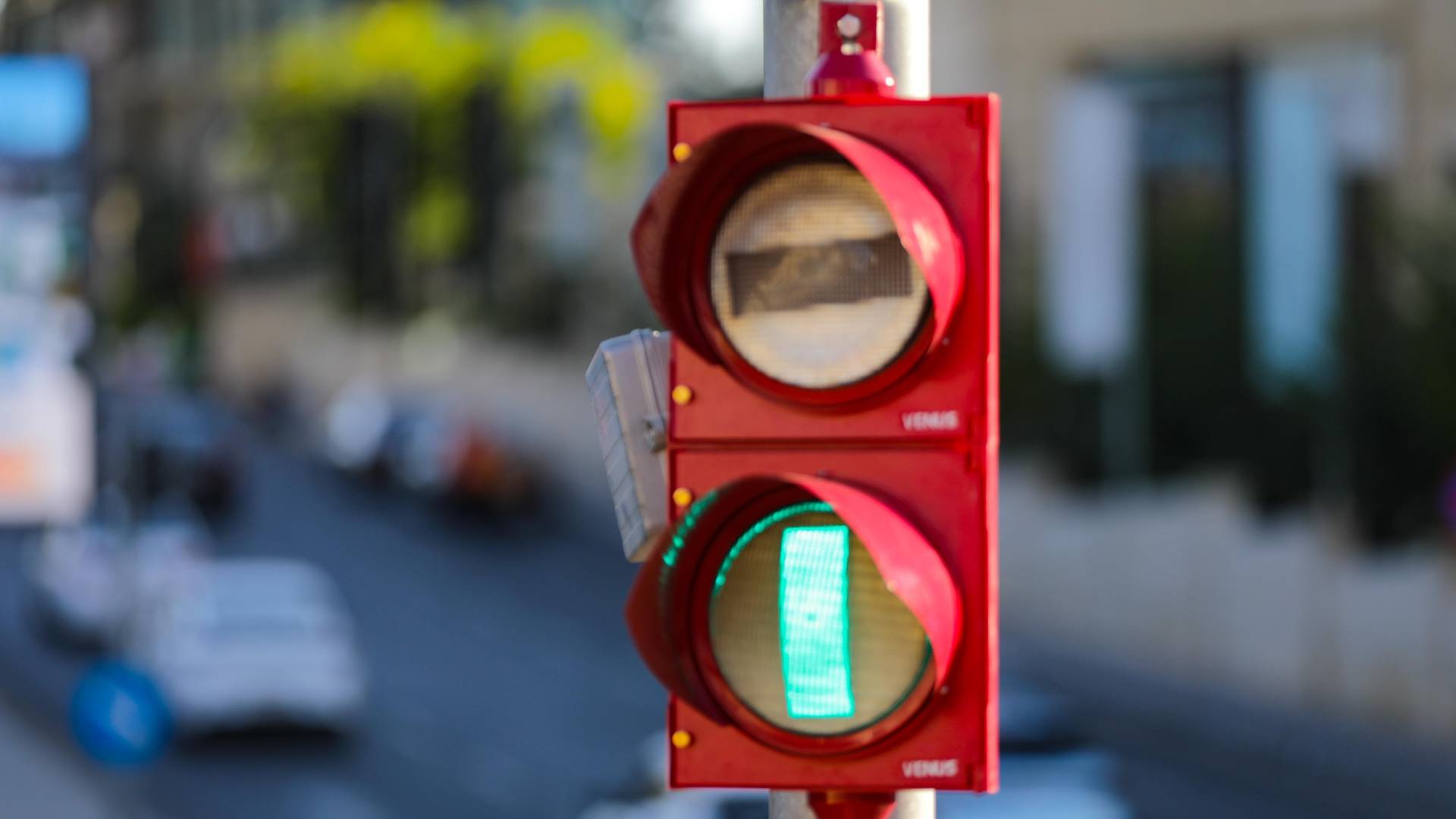 إشارات ضوئية خاصة بالباص سريع التردد