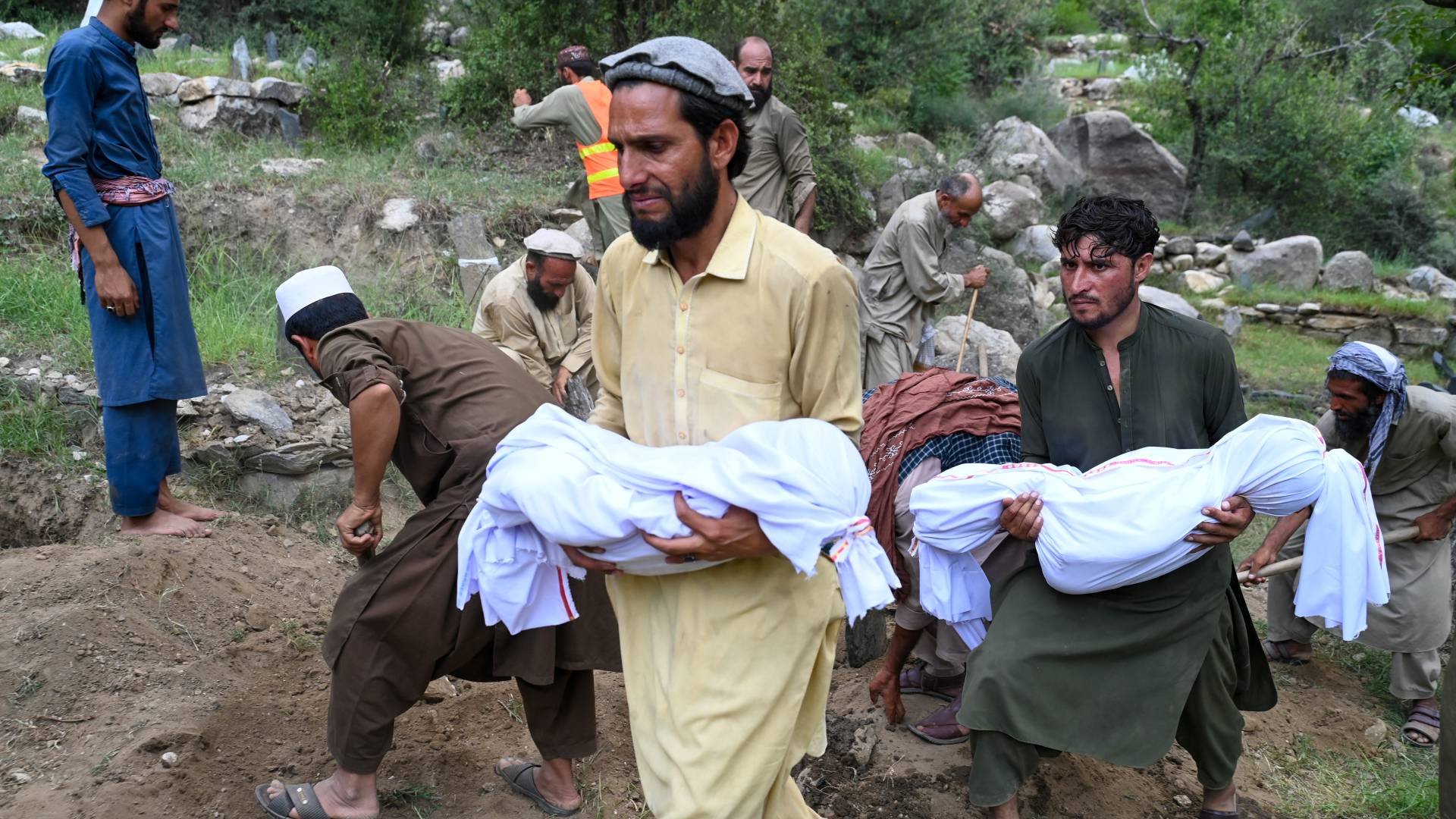 ارتفاع حصيلة الضحايا بسبب الزلازل في أفغانستان إلى أكثر من 2200