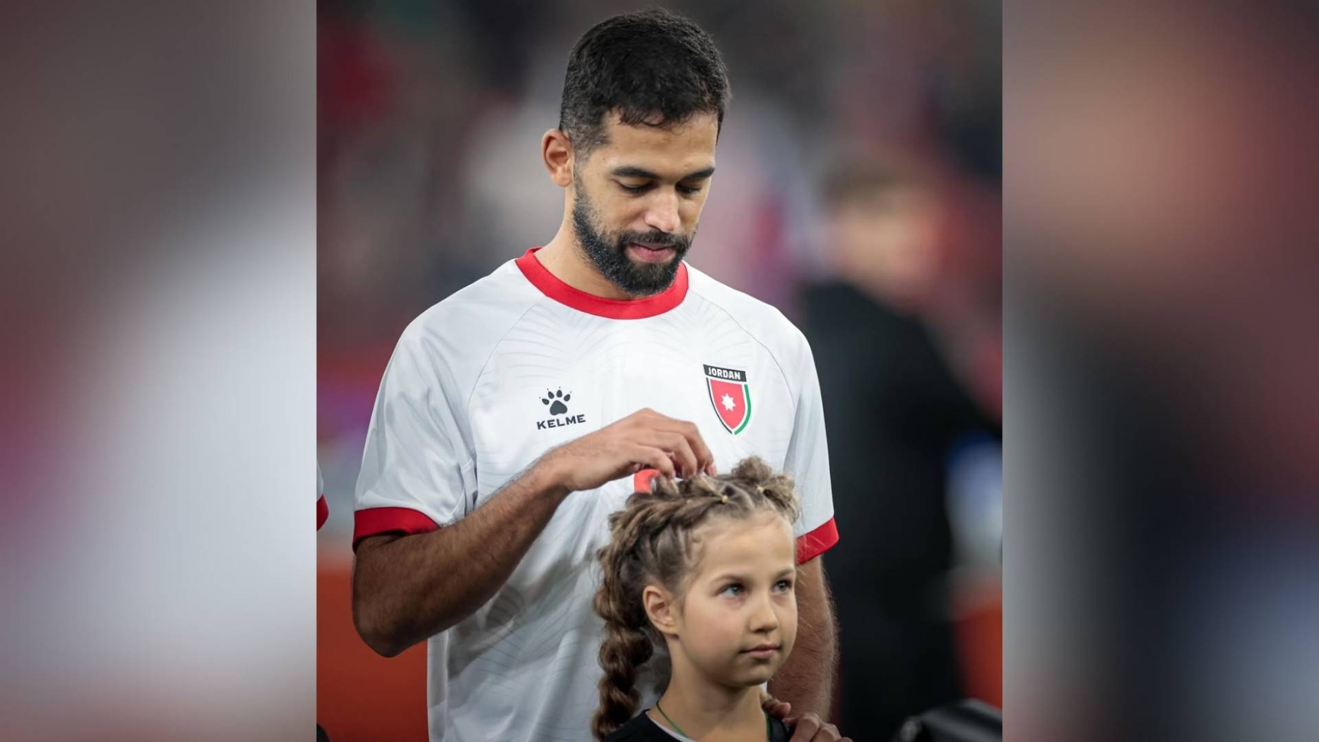 علي علوان يخطف الأنظار في لقطة جميلة مع طفلة روسية قبيل مباراة الأردن وروسيا