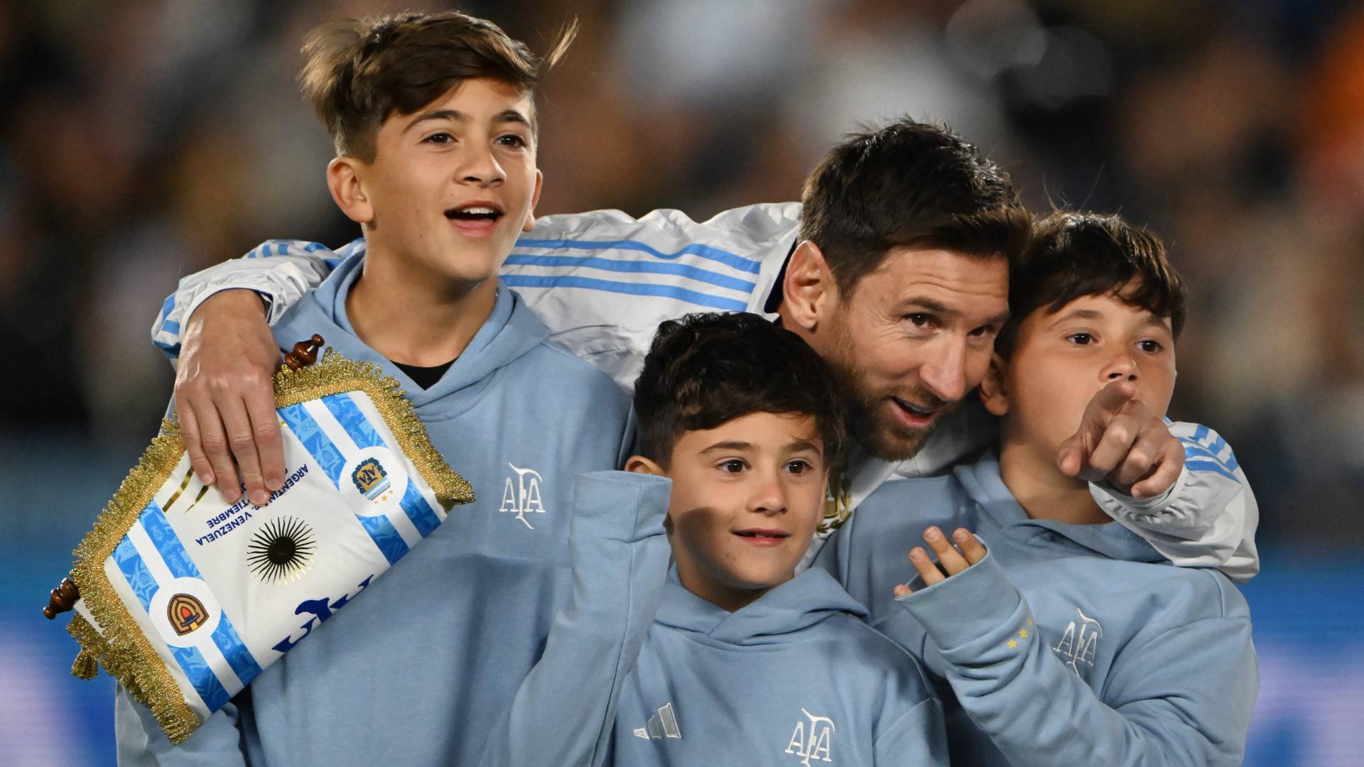 الأسطورة ليونيل ميسي وأطفاله