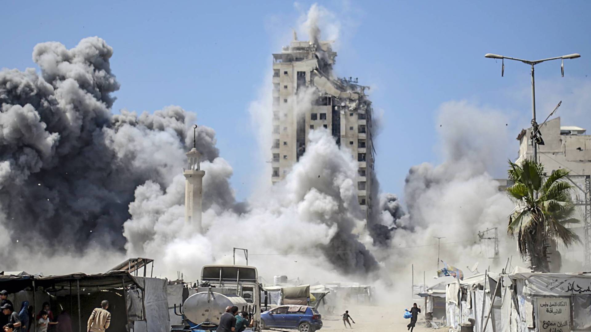 لحظة تدمير أحد الأبراج السكنية في قطاع غزة