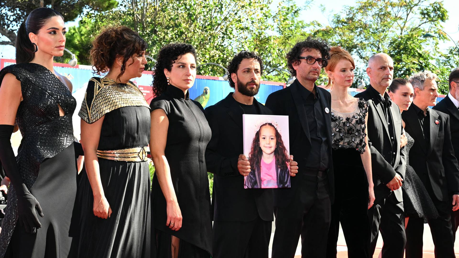 المخرجون والمنتجون لفيلم "صوت هند رجب" خلال العرض للفيلم في مهرجان البندقية السينمائي