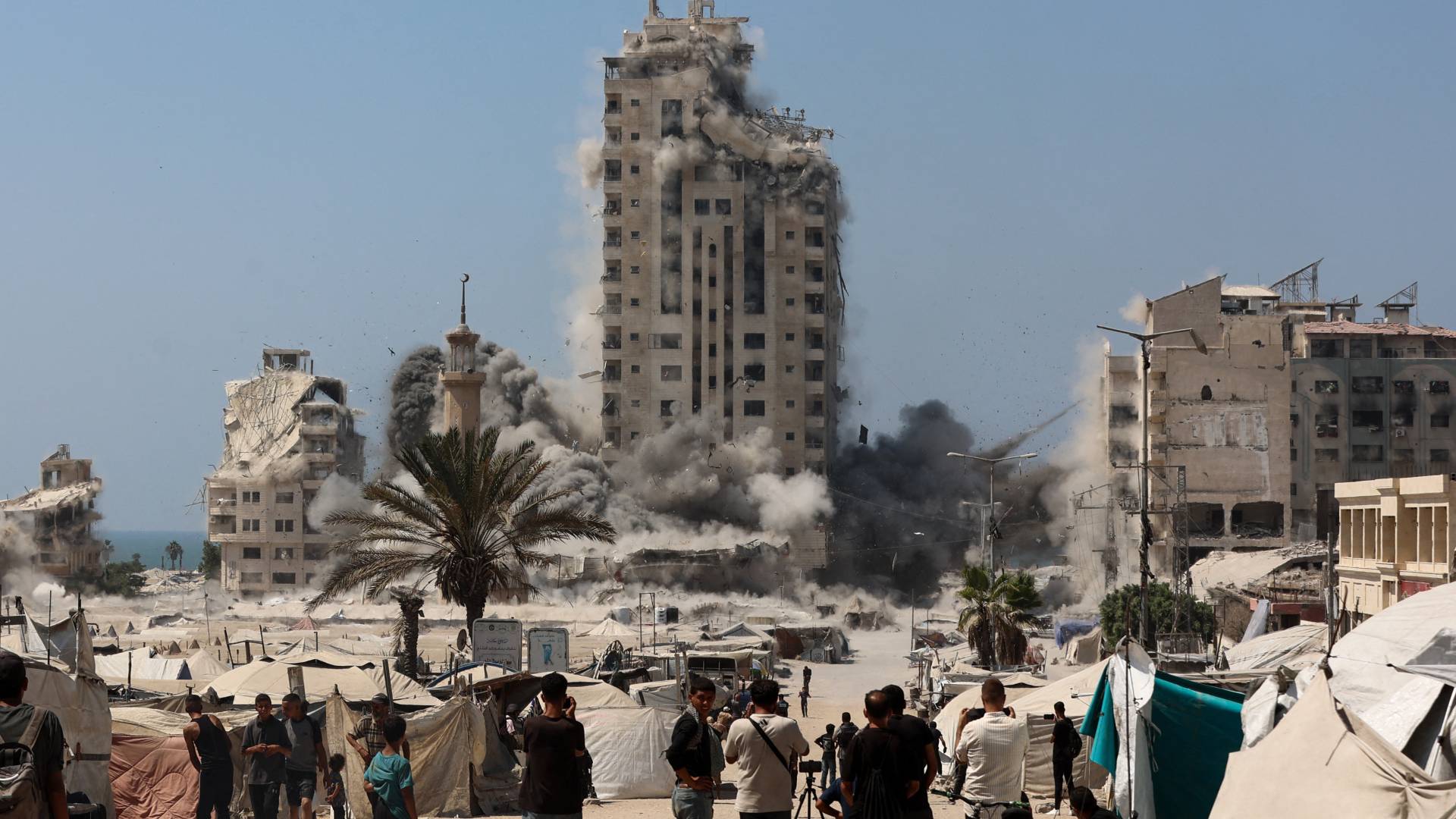 الاحتلال يشن ضربات على برج المشتهى