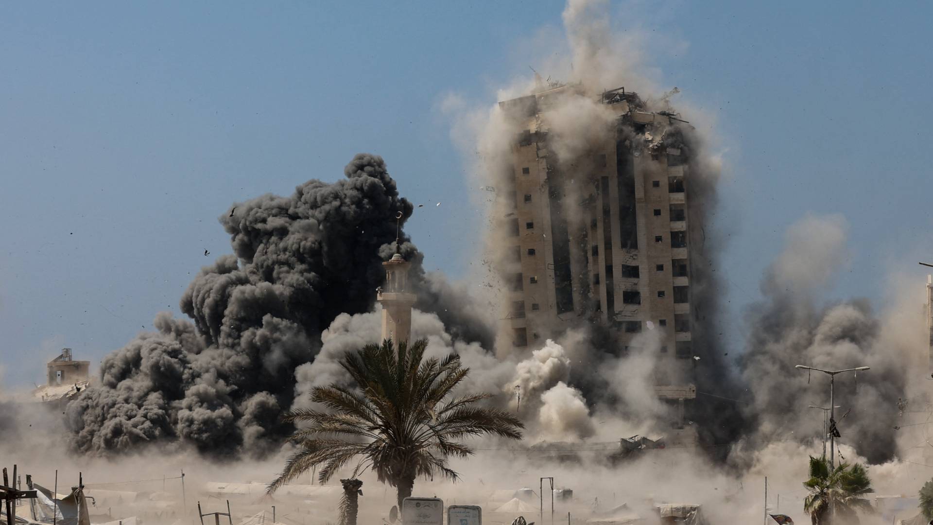 غارات الاحتلال على برج مشتهى في مدينة غزة