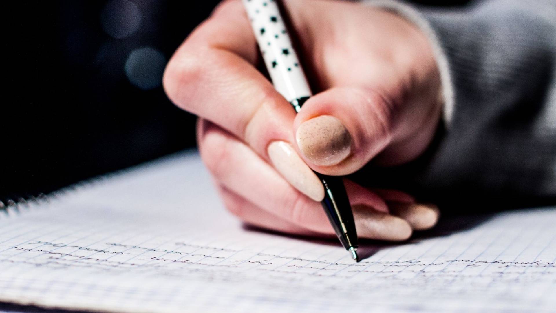 صورة تعبيرية لشخص يكتب