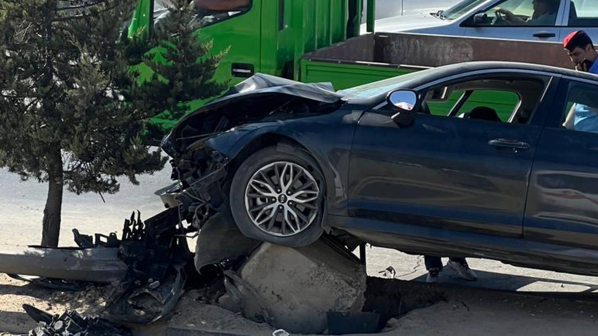 إصابة شخص إثر اصطدام مركبته بعامود كهرباء في مرج الحمام.. فيديو