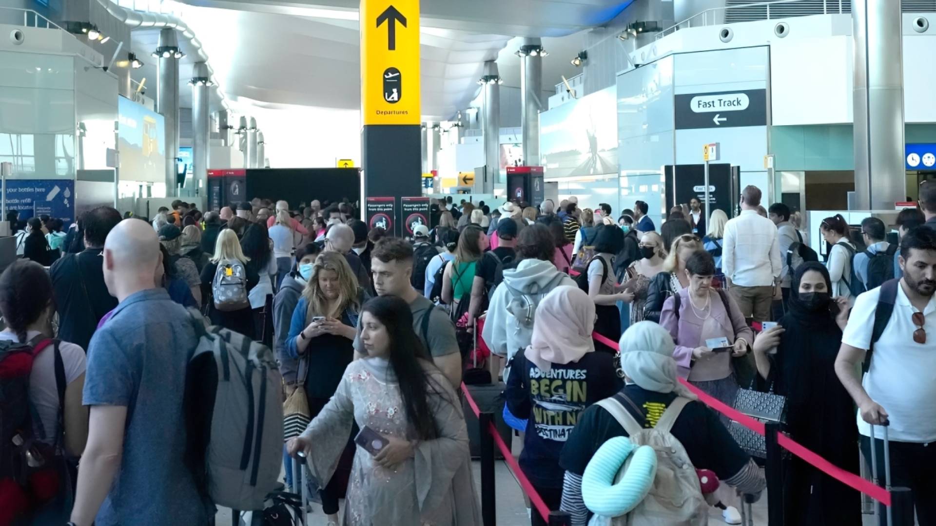 مسافرون في مطار هيثرو