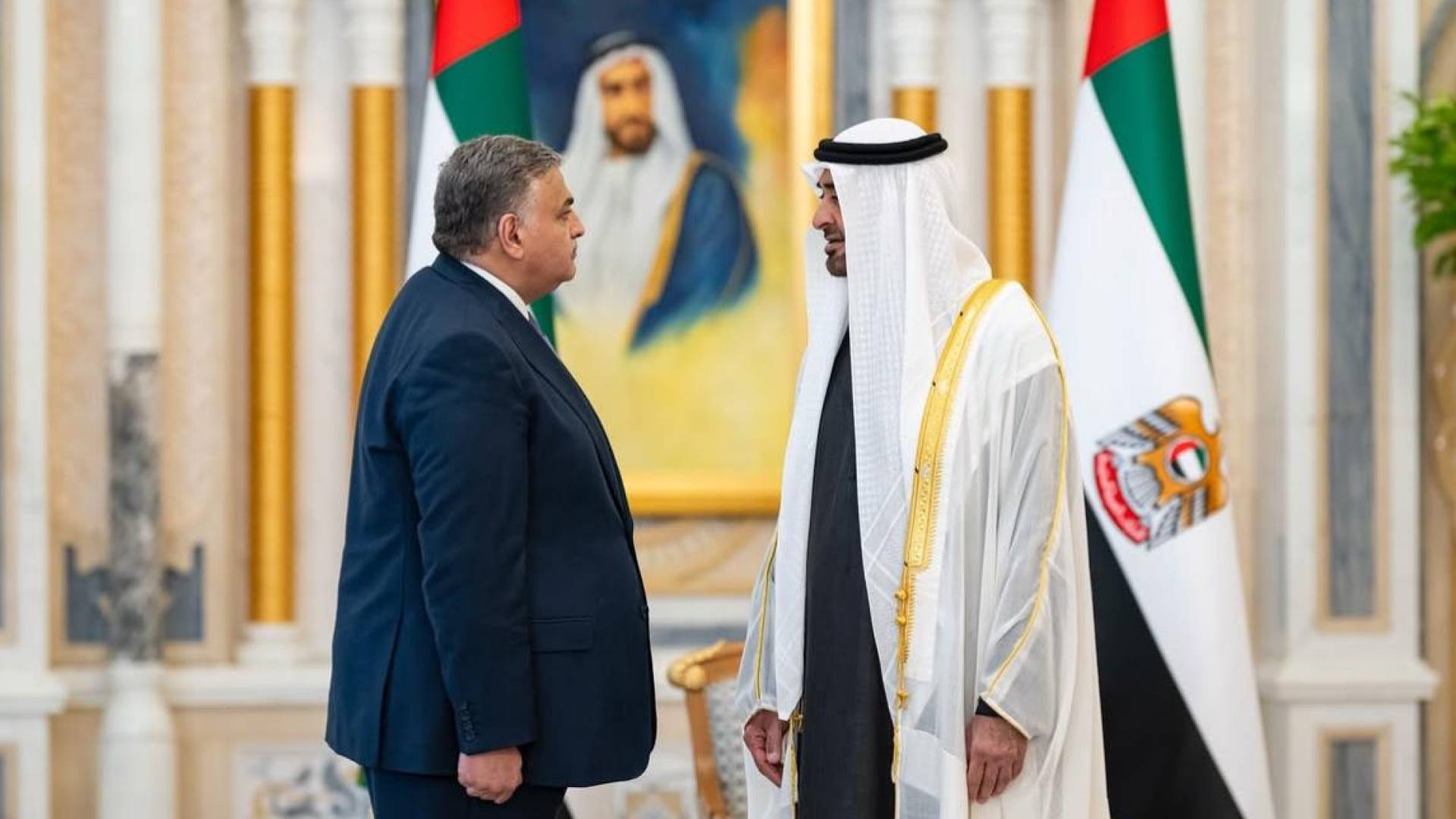 السفير القطارنة يقدم أوراق اعتماده إلى رئيس دولة الإمارات