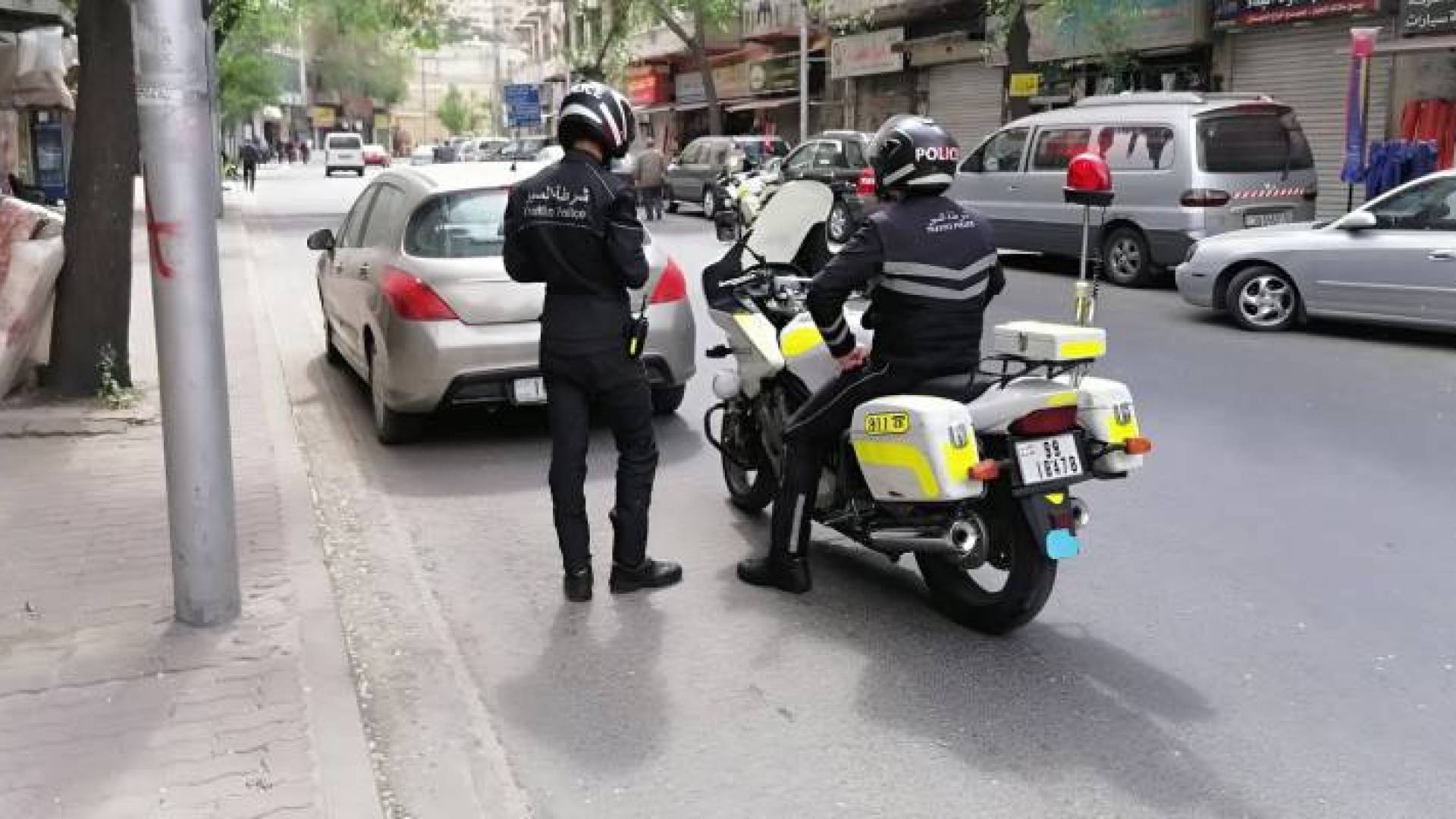 انقلاب مركبة يتسبب بأزمة سير خانقة على دوار الداخلية صباح الثلاثاء