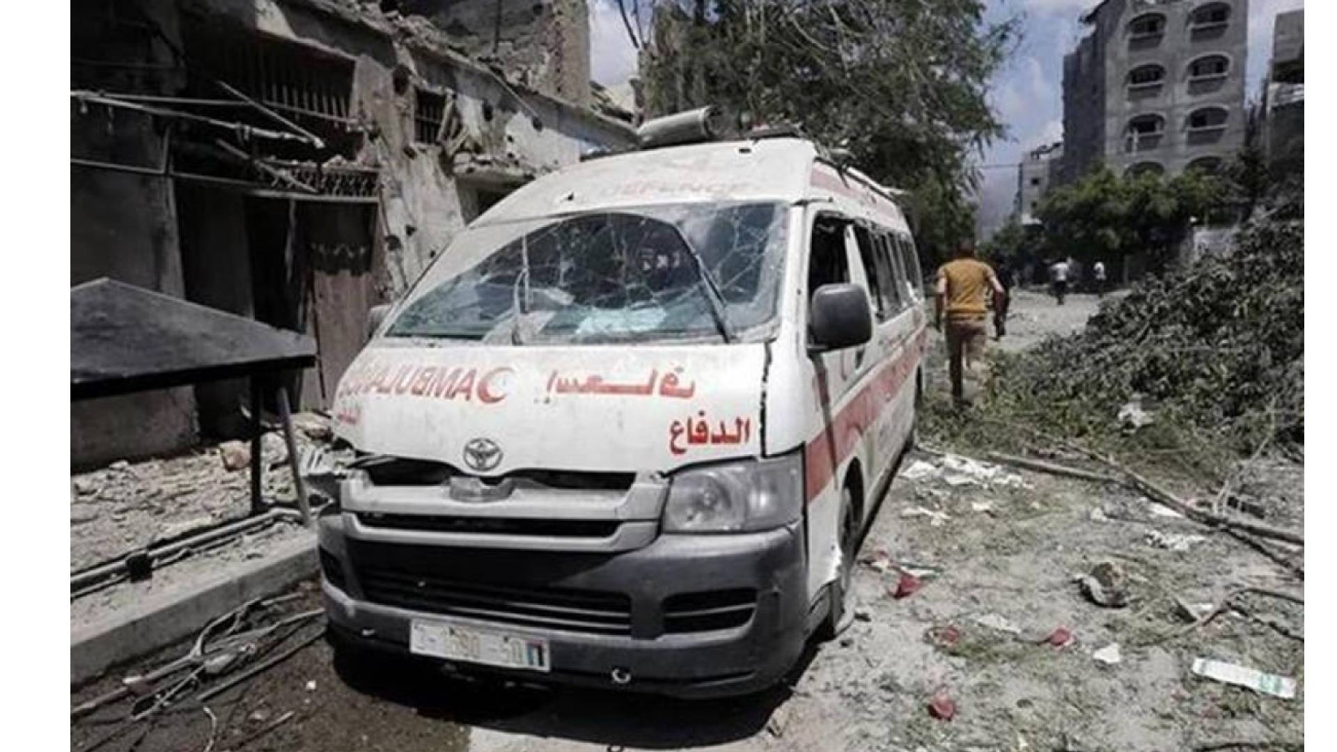 سيارة اسعاف مدمرة في قطاع غزة