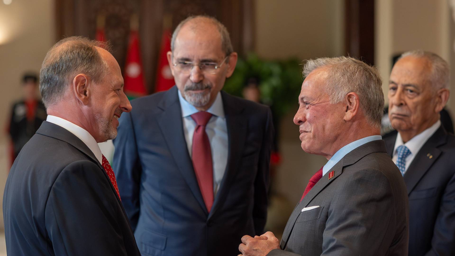 الملك يتقبل أوراق اعتماد سفراء سبع دول في قصر بسمان