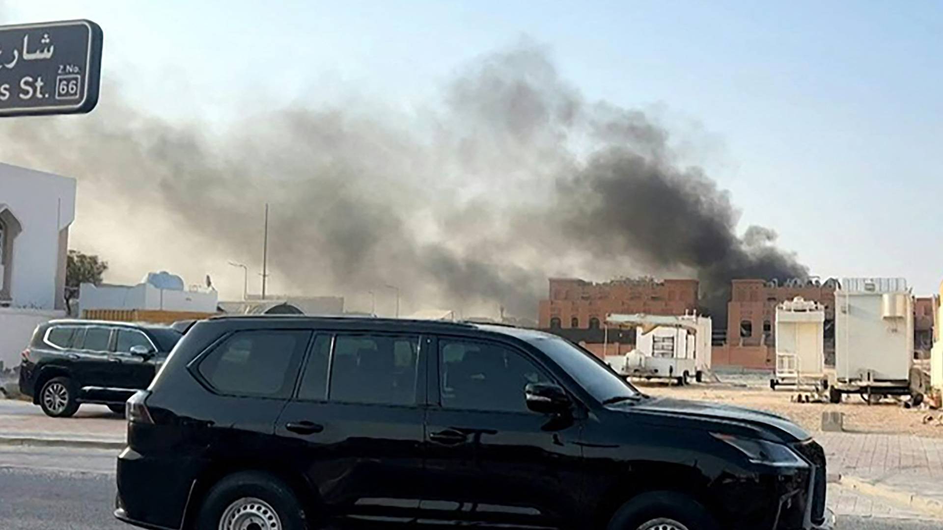 تصاعد الدخان بعد انفجارات في العاصمة القطرية الدوحة