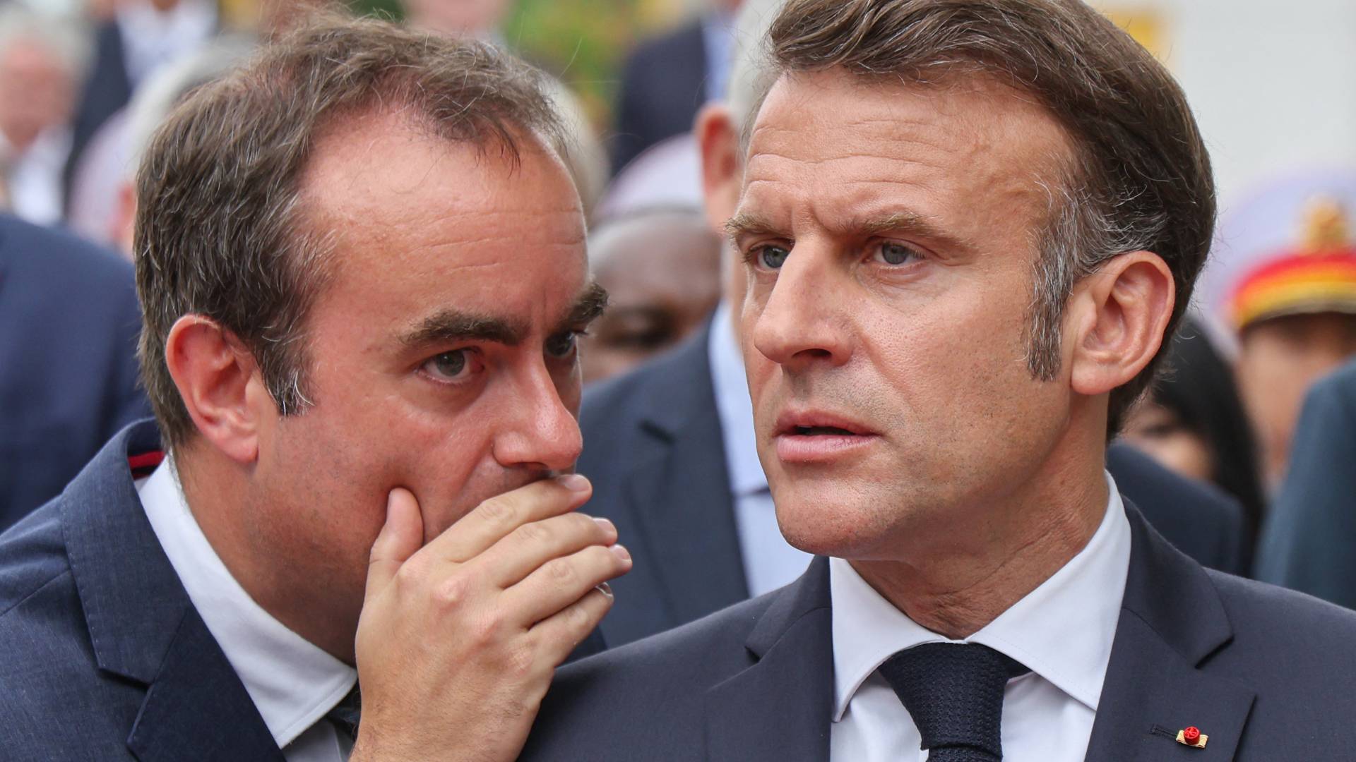 الرئيس الفرنسي إيمانويل ماكرون (يمينا) والوزير سيباستيان ليكورنو (يسارا)