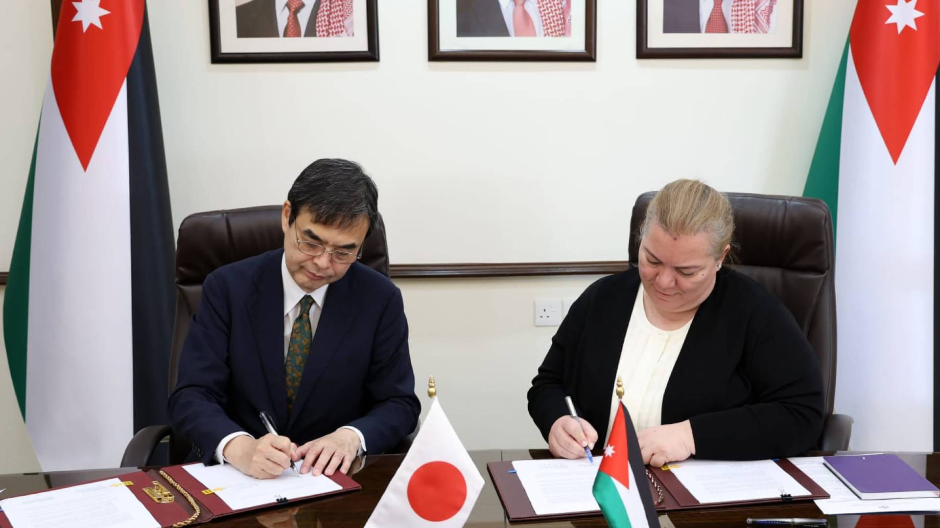 وزيرة التخطيط والتعاون الدولي والسفير الياباني في عمان