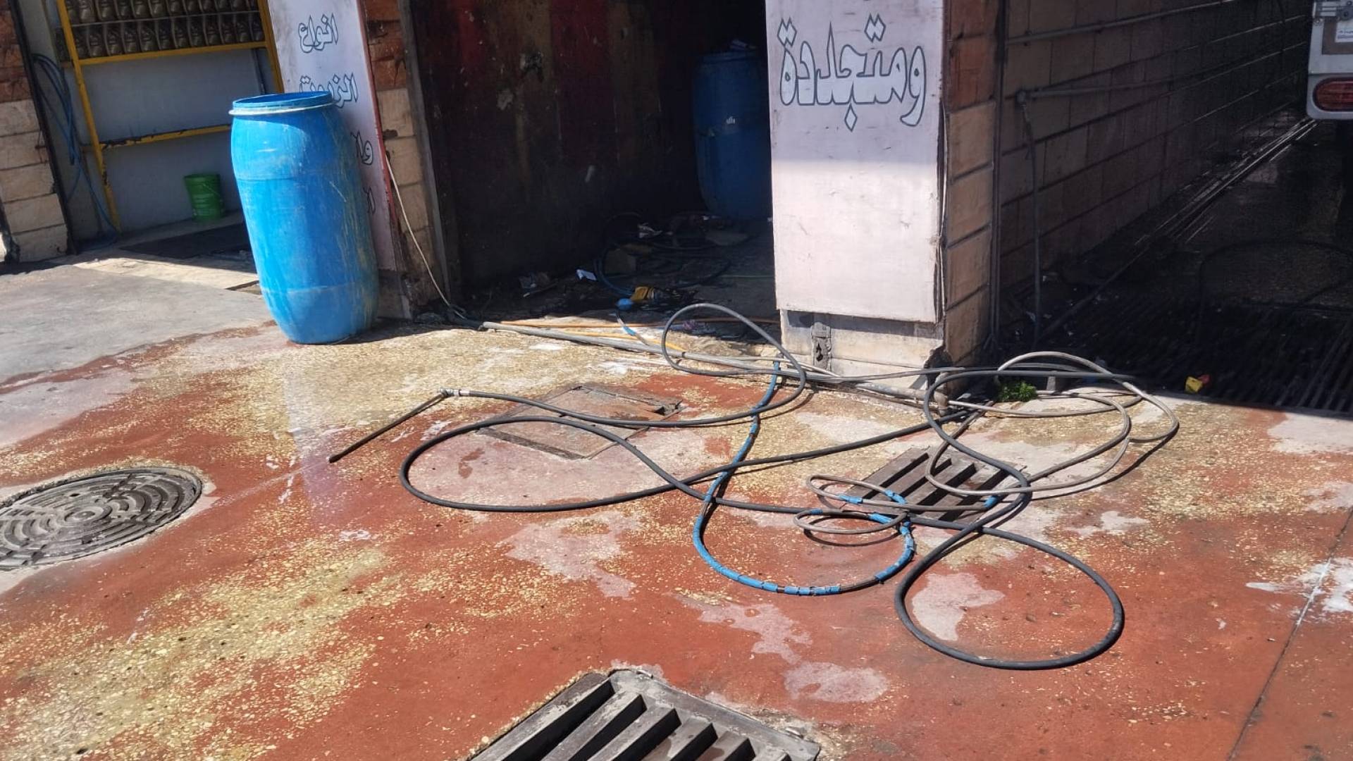 ضبط محطة غسيل سيارات في عين غزال تعتدي على خط مياه رئيسي يزود الهاشمي الشمالي