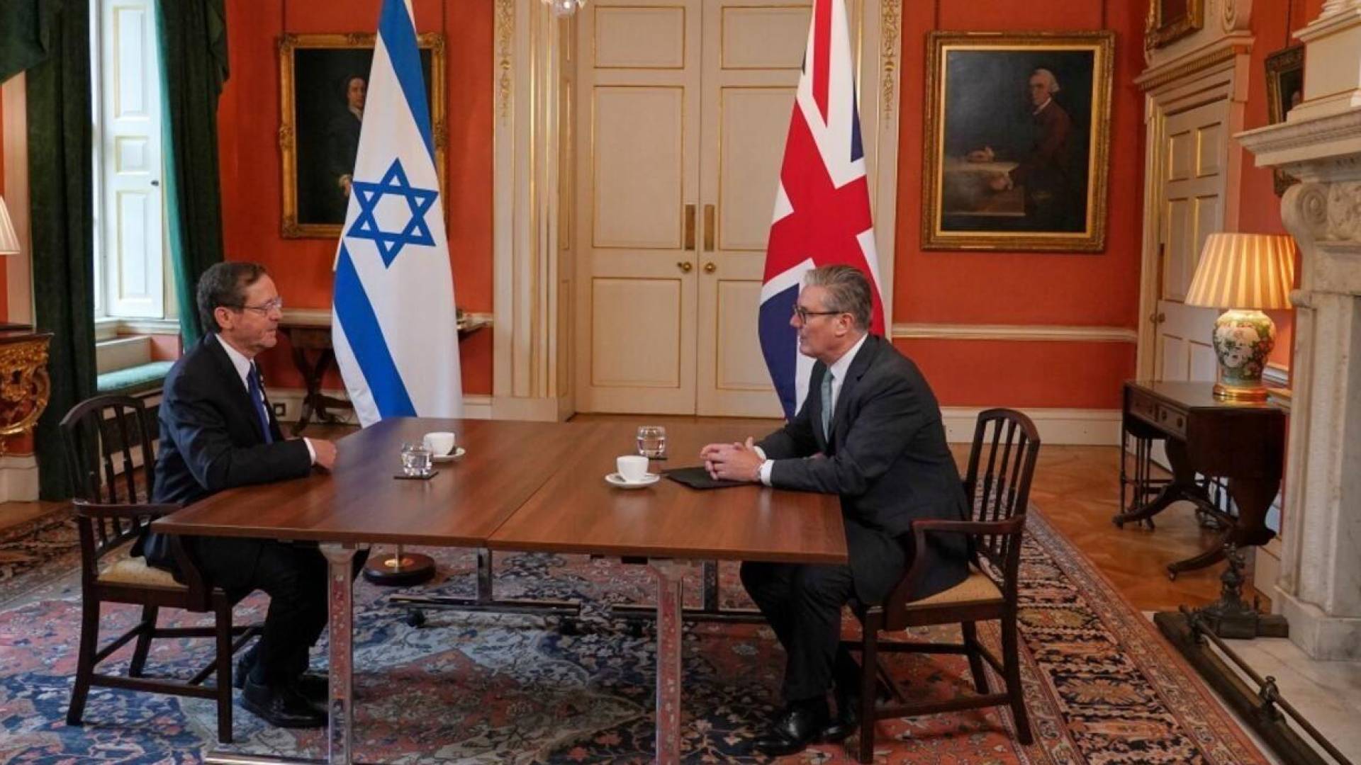 رئيس الوزراء البريطاني كير ستارمر ورئيس الاحتلال الإسرائيلي إسحاق هرتسوغ