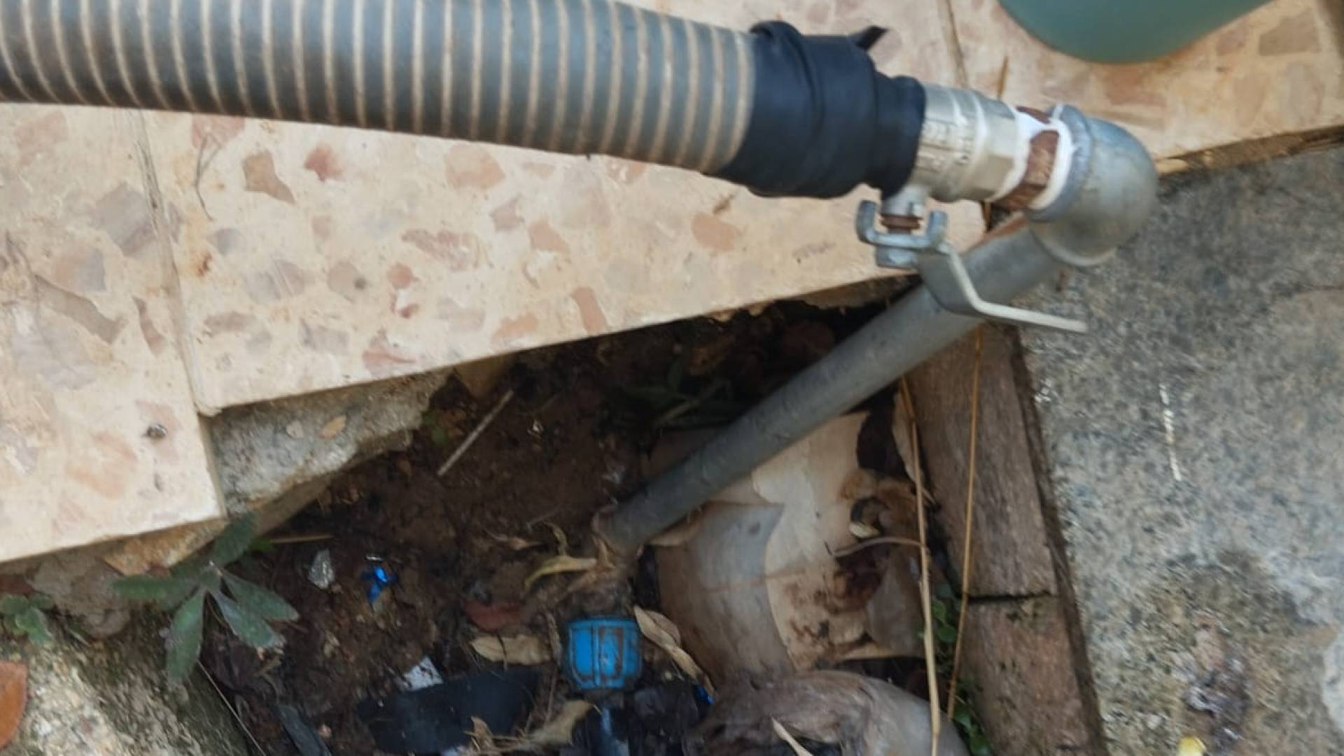 "المياه" تضبط اعتداء على خط رئيسي في منطقة حكما بإربد