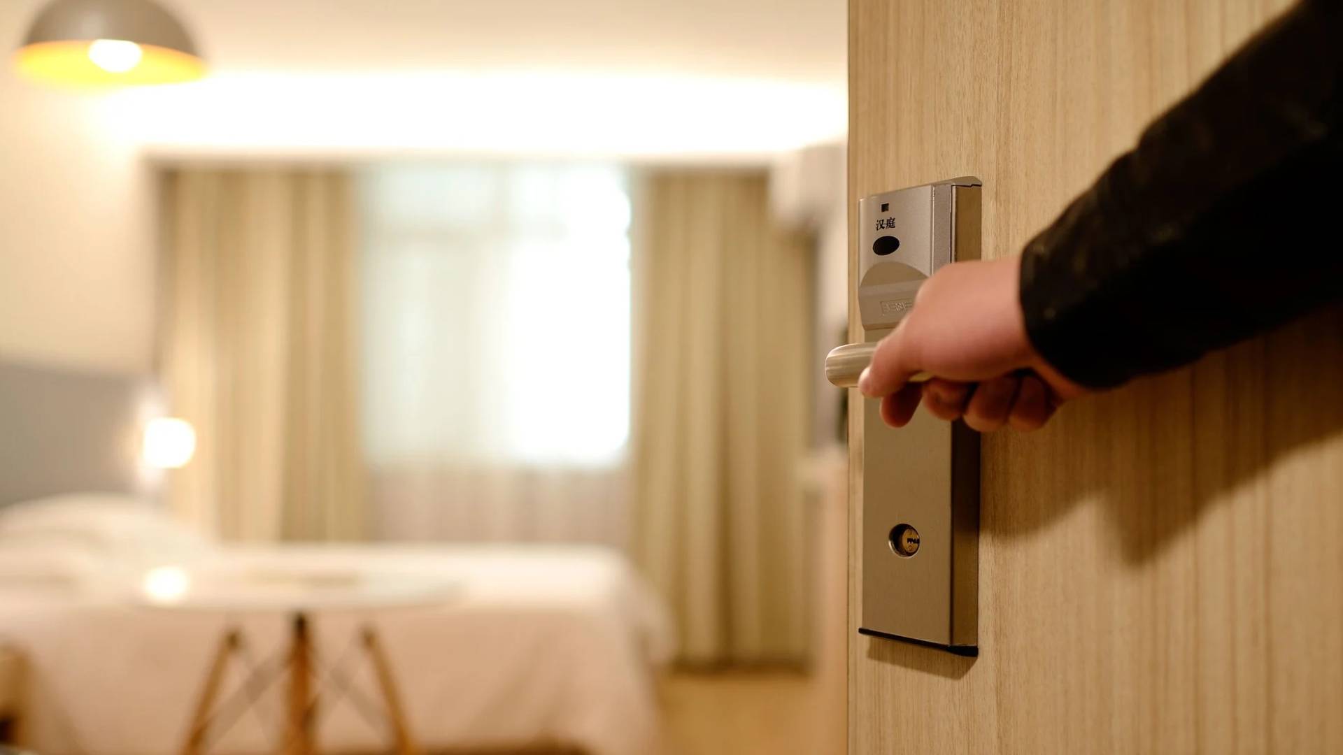 غرفة فندقية - تعبيرية