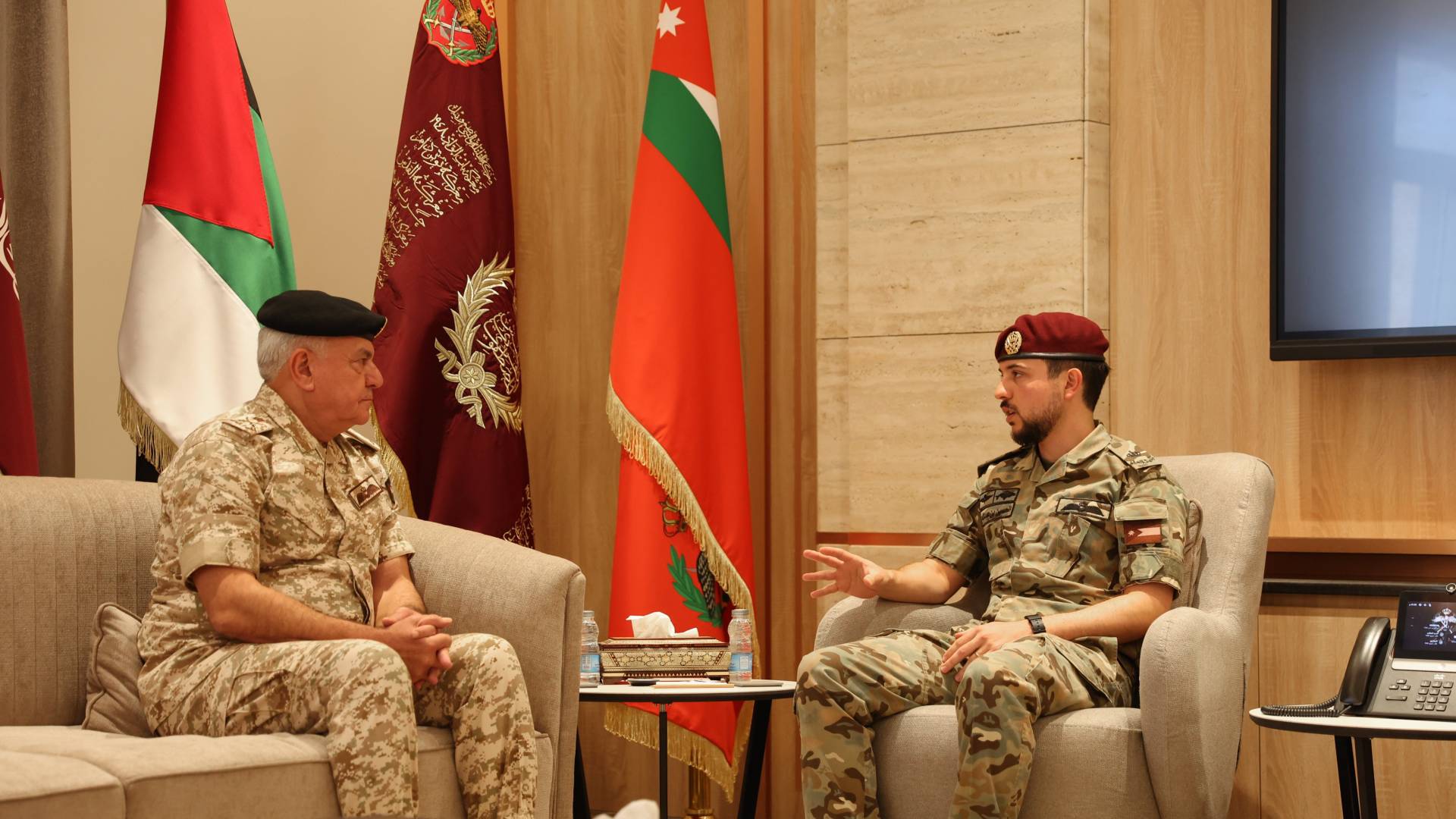 ولي العهد يزور القيادة العامة للقوات المسلحة