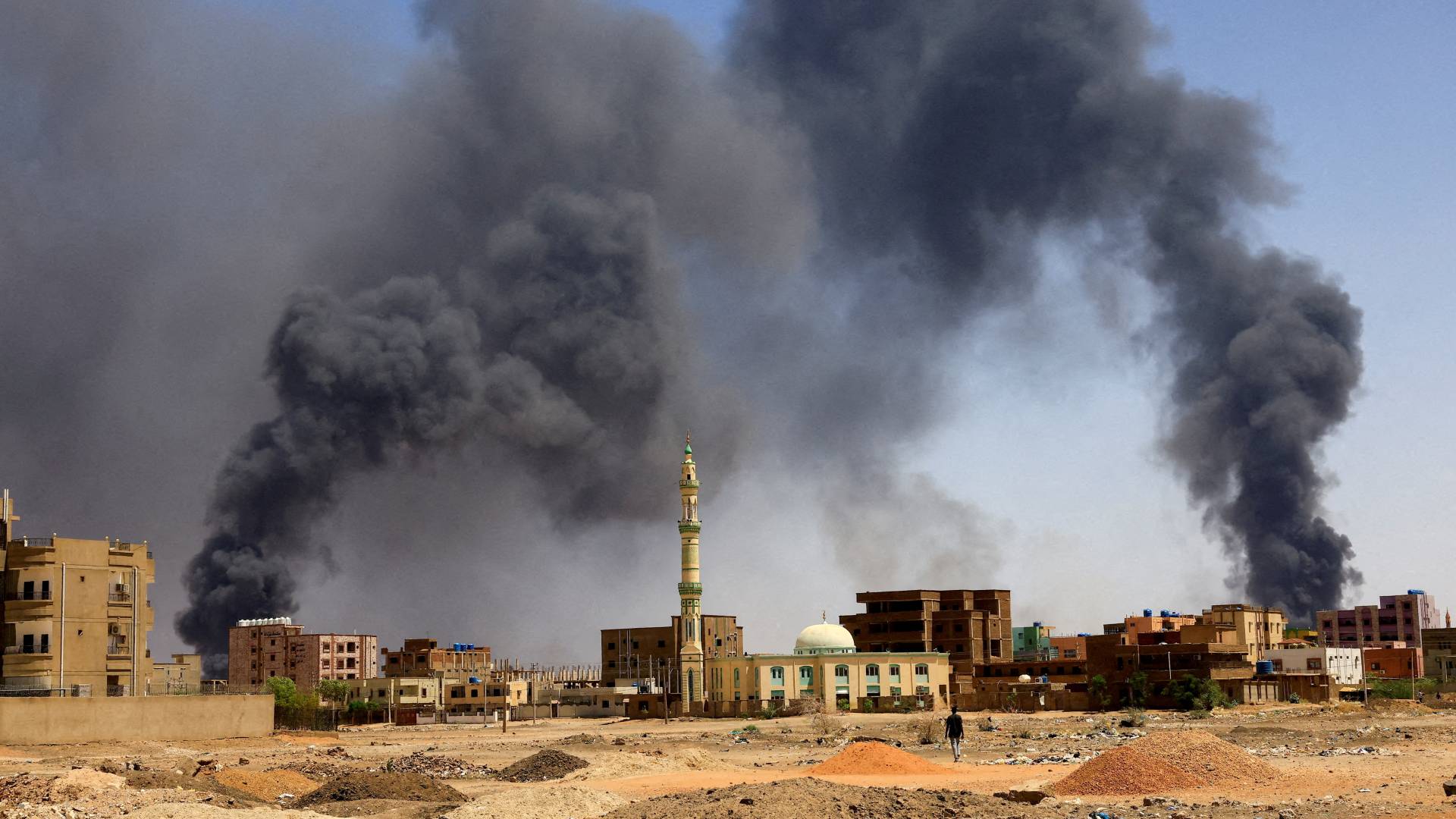 يتصاعد الدخان فوق المباني بعد قصف جوي، خلال اشتباكات بين "الدعم السريع" والجيش السوداني في شمال الخرطوم