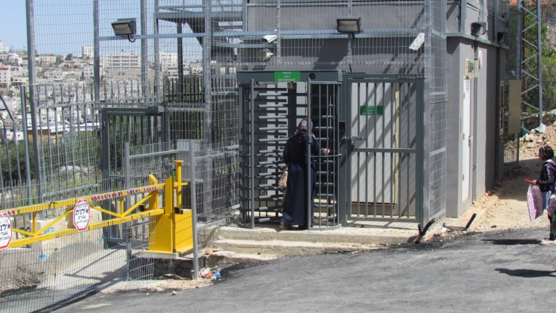 احدى البوبابات الحديدة التي وضعها الاحتلال على مدخل قرية فلسطينية
