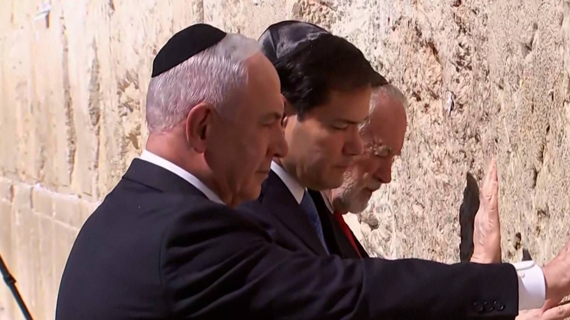 نتنياهو ووزير الخارجية الأمريكي يقتحمان حائط البراق في القدس.. فيديو