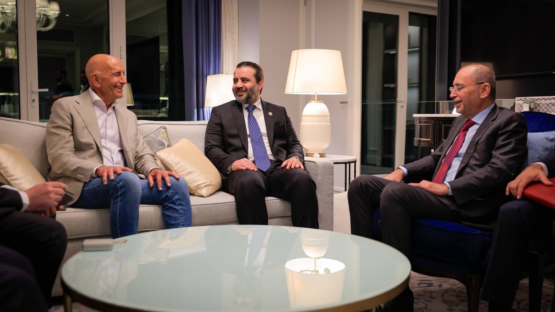 الصفدي يلتقي نظيره السوري والمبعوث الأمريكي على هامش القمة العربية الإسلامية الطارئة