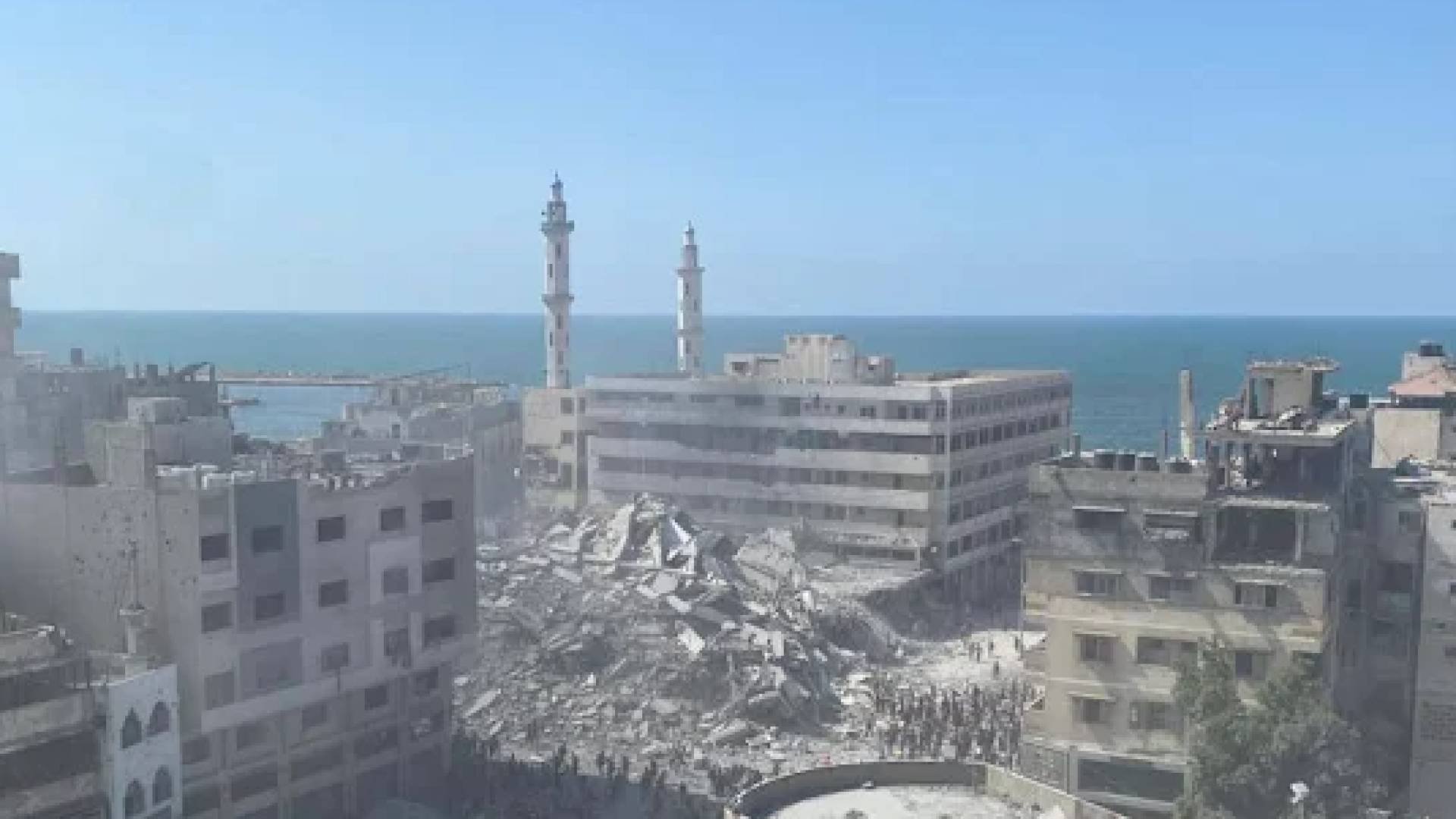 برج سكني مدمبر في غزة