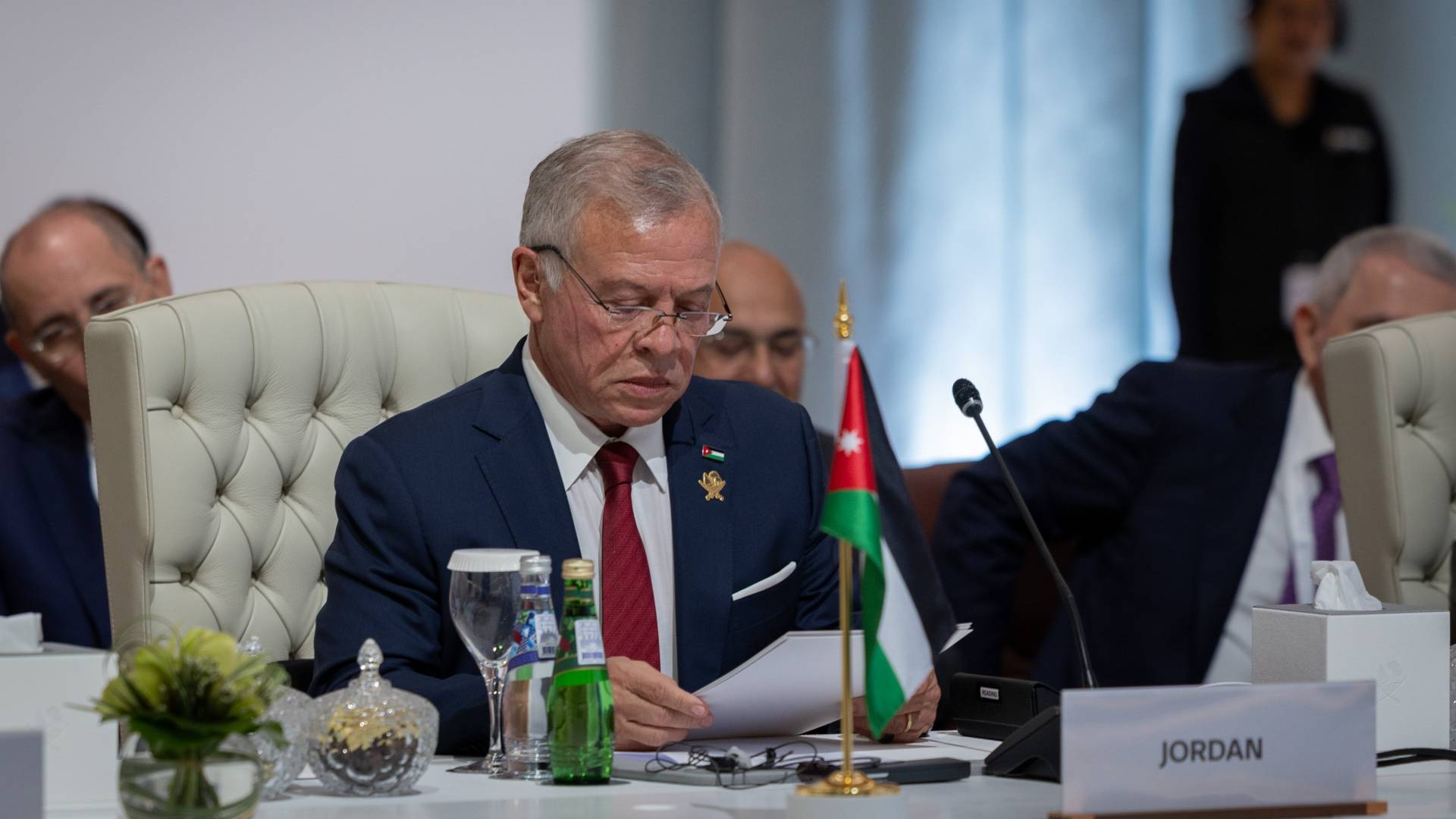 الملك يعود إلى أرض الوطن بعد ترؤسه الوفد الأردني المشارك في القمة العربية الإسلامية بالدوحة