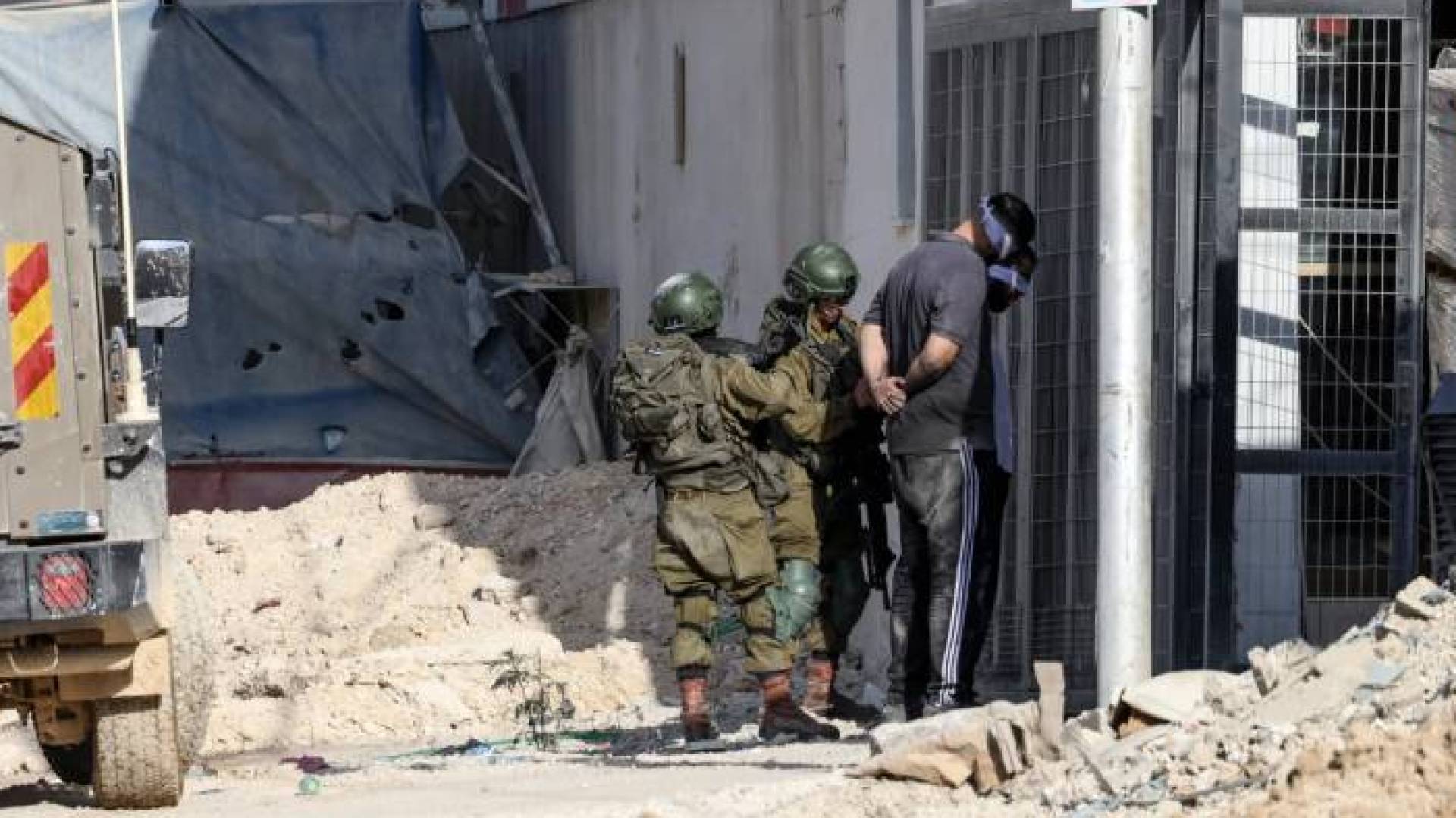 ارشيفية.. جنديان من جيش الاحتلال يقيدان شاب فلسطين في الضفة الغربية