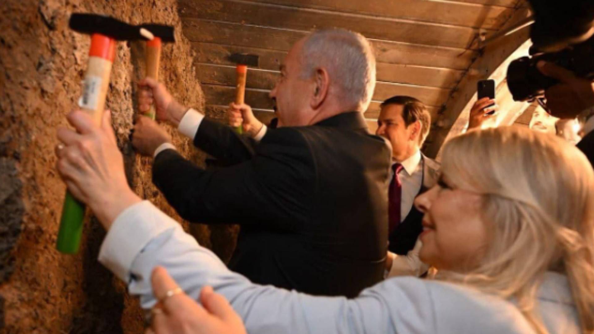 وزير الخارجية الامريكي يشارك في أعمال الحفر بنفق اسفل المسجد الاقصى.. صورة