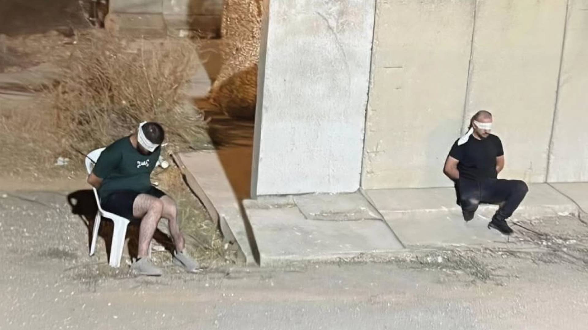صورة توثق معاناة فلسطينيين معصوبي العينين على حاجز عورتا جنوب نابلس