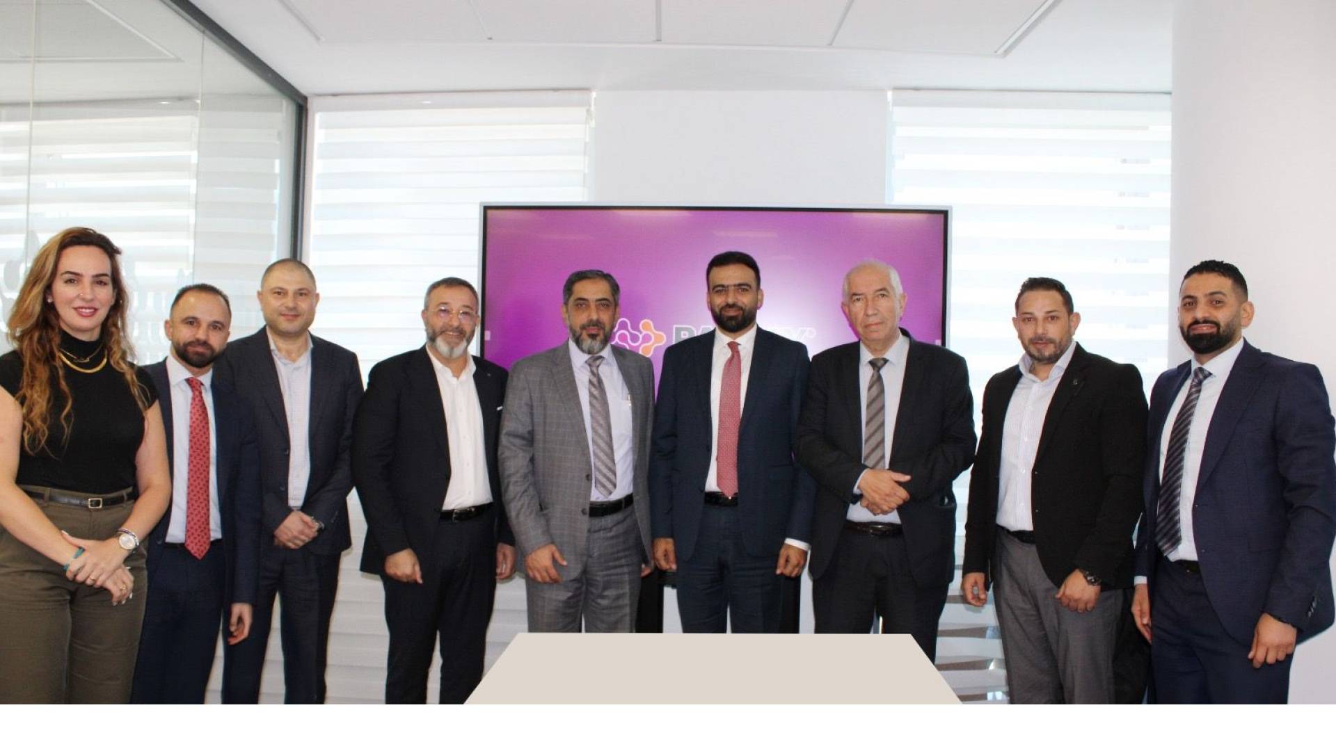 صورة تذكارية عقب توقيع الاتفاقية